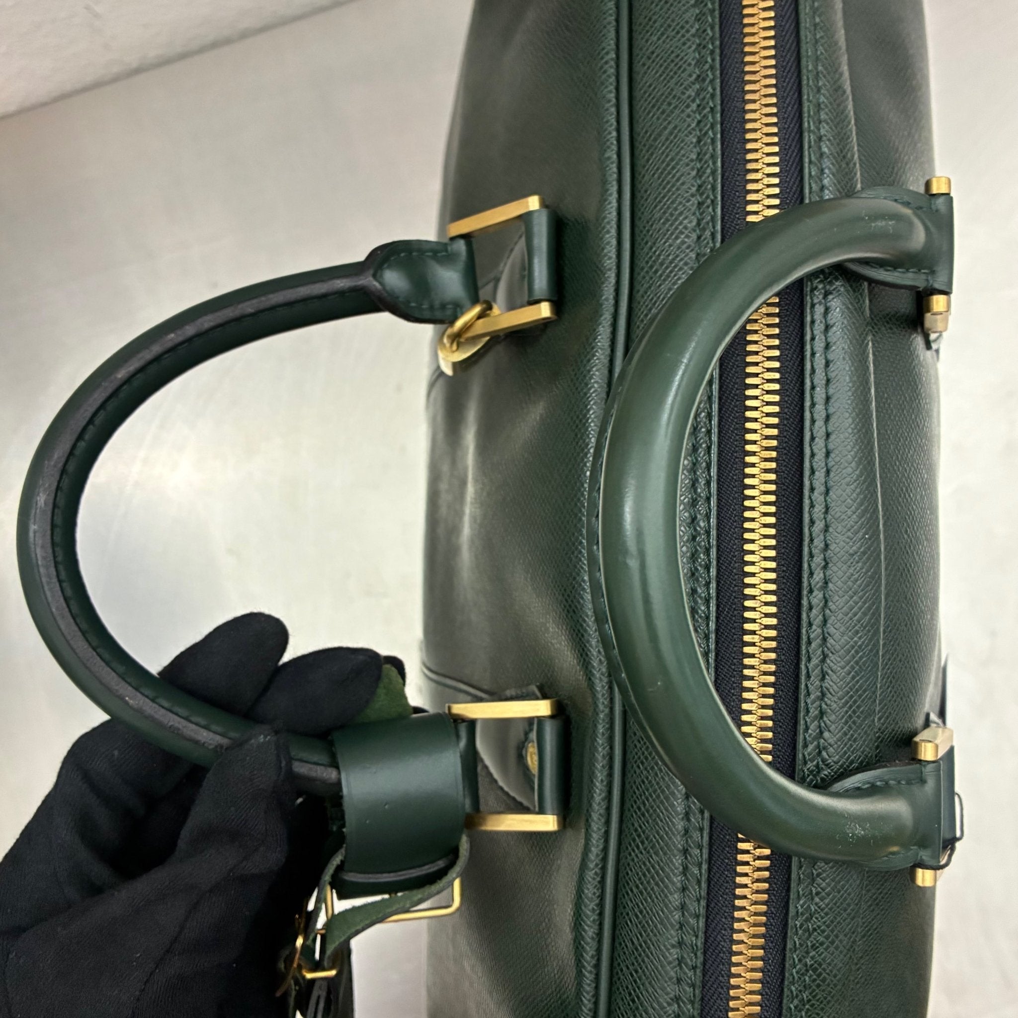 Louis Vuitton Helanga Taiga