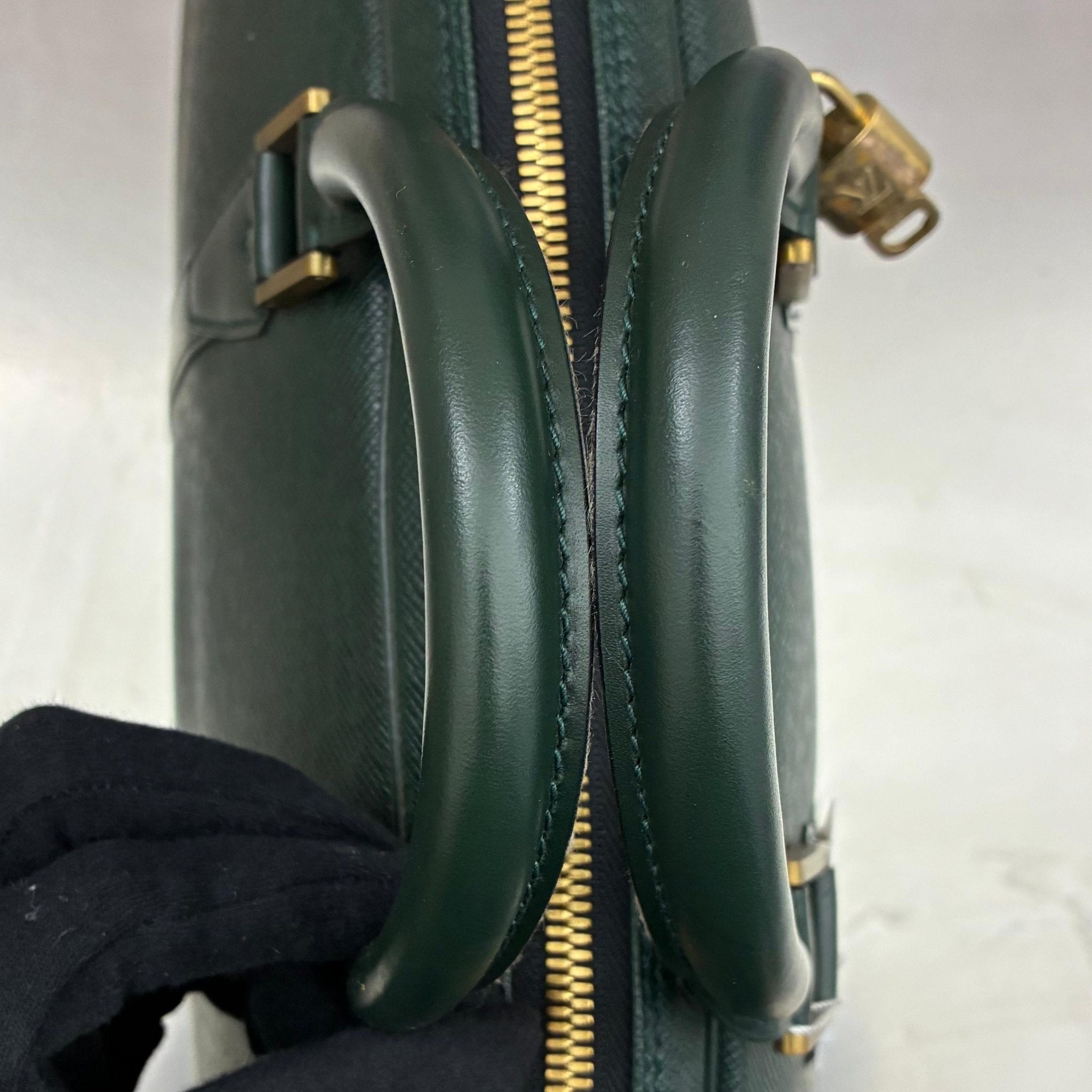 Louis Vuitton Helanga Taiga