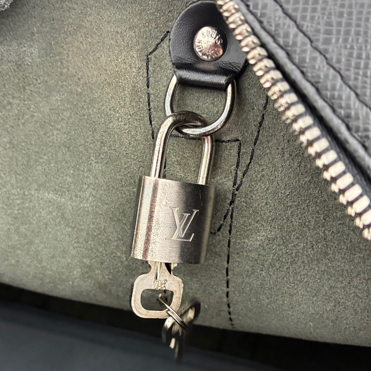 Louis Vuitton Kendall PM Taiga
