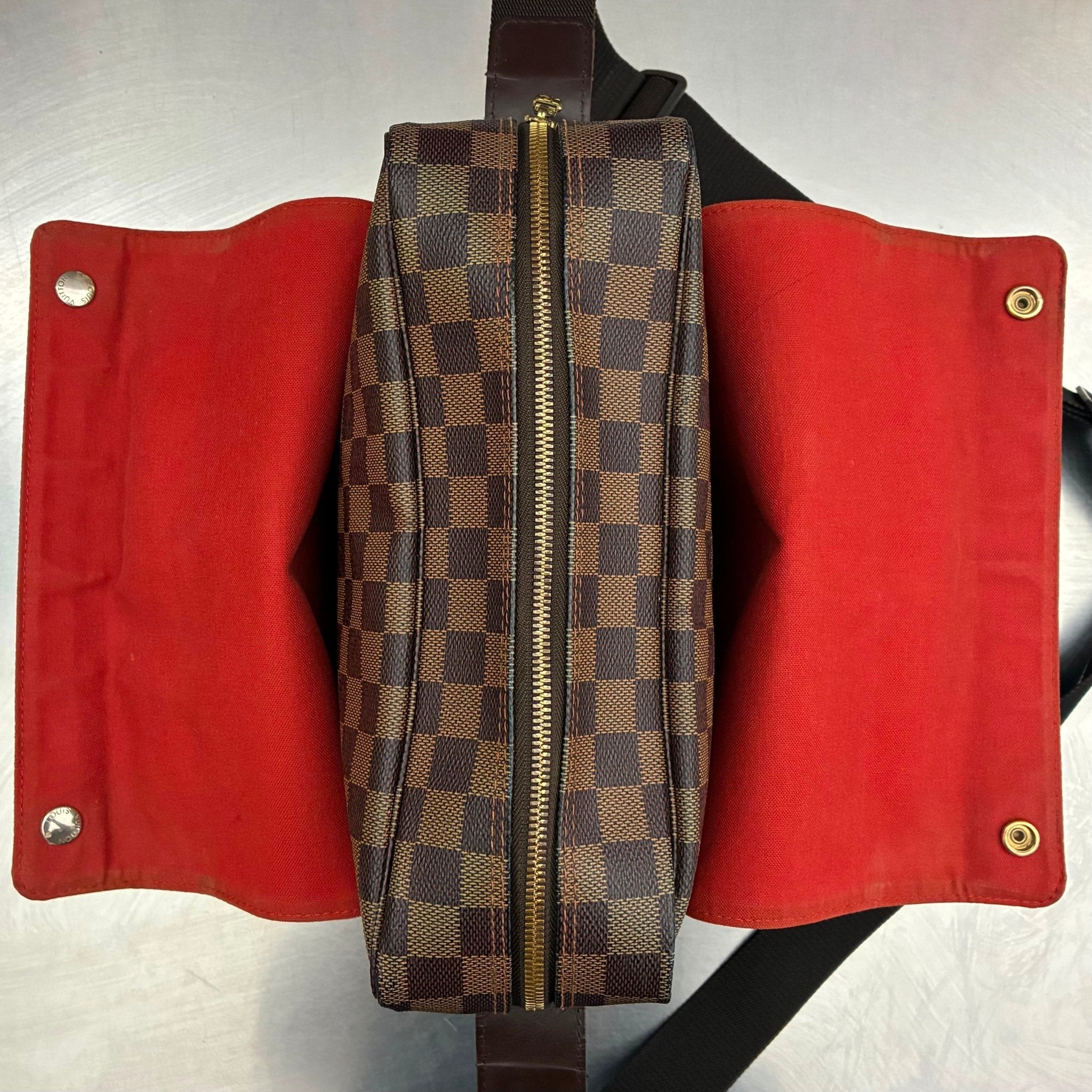 Louis Vuitton Naviglio Messenger Damier Ebene