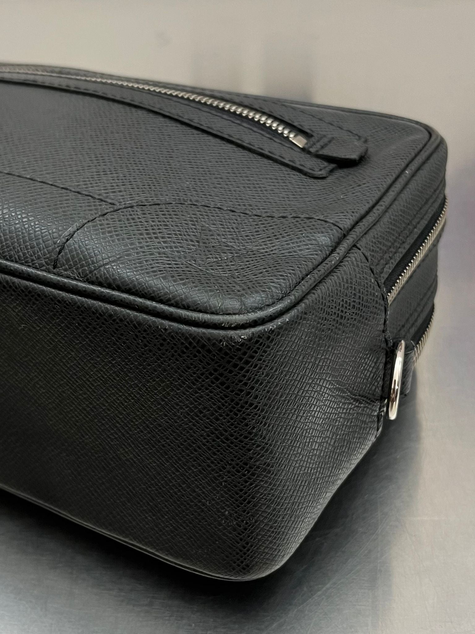 Louis Vuitton Pavel Taiga Leder