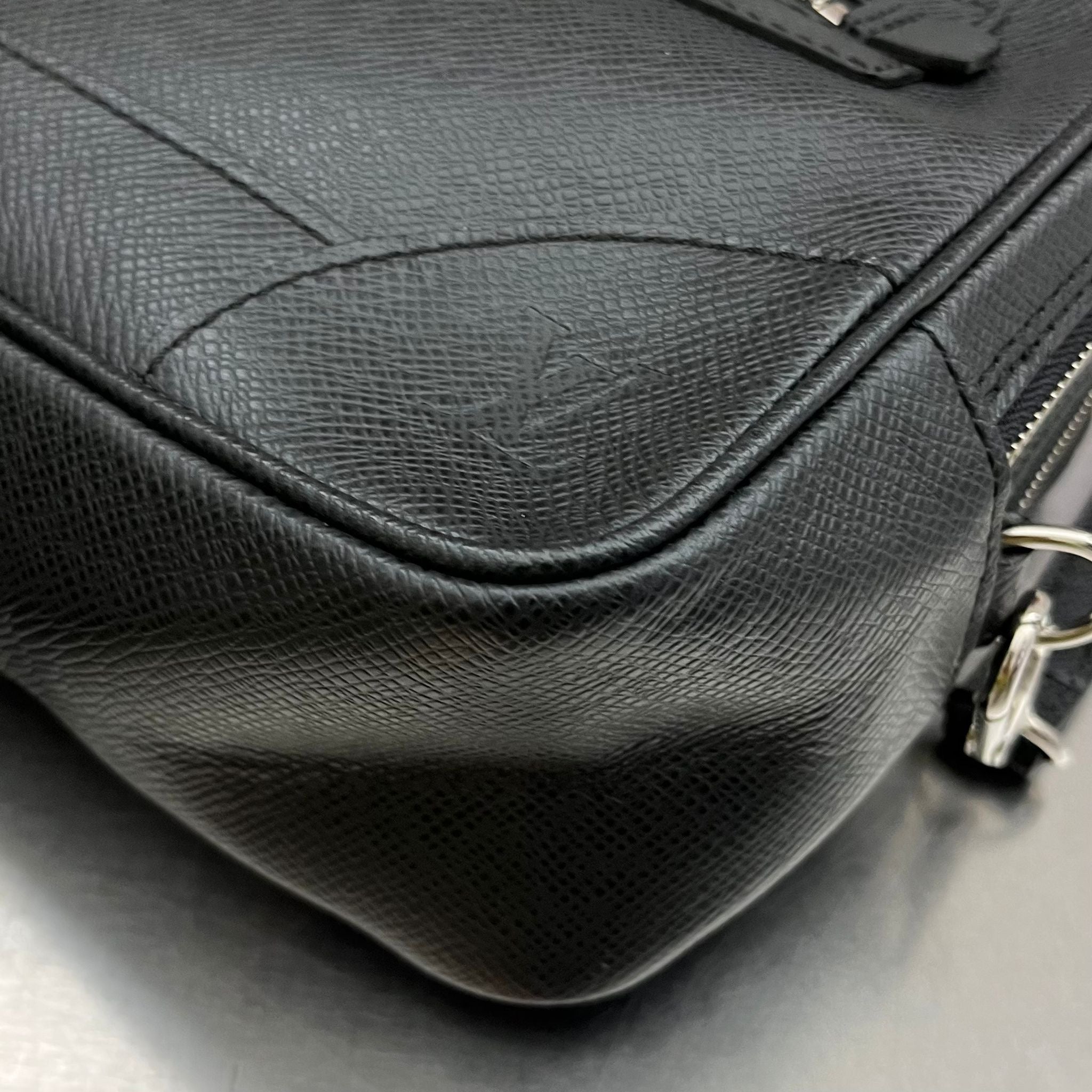 Louis Vuitton Pavel Taiga Leder