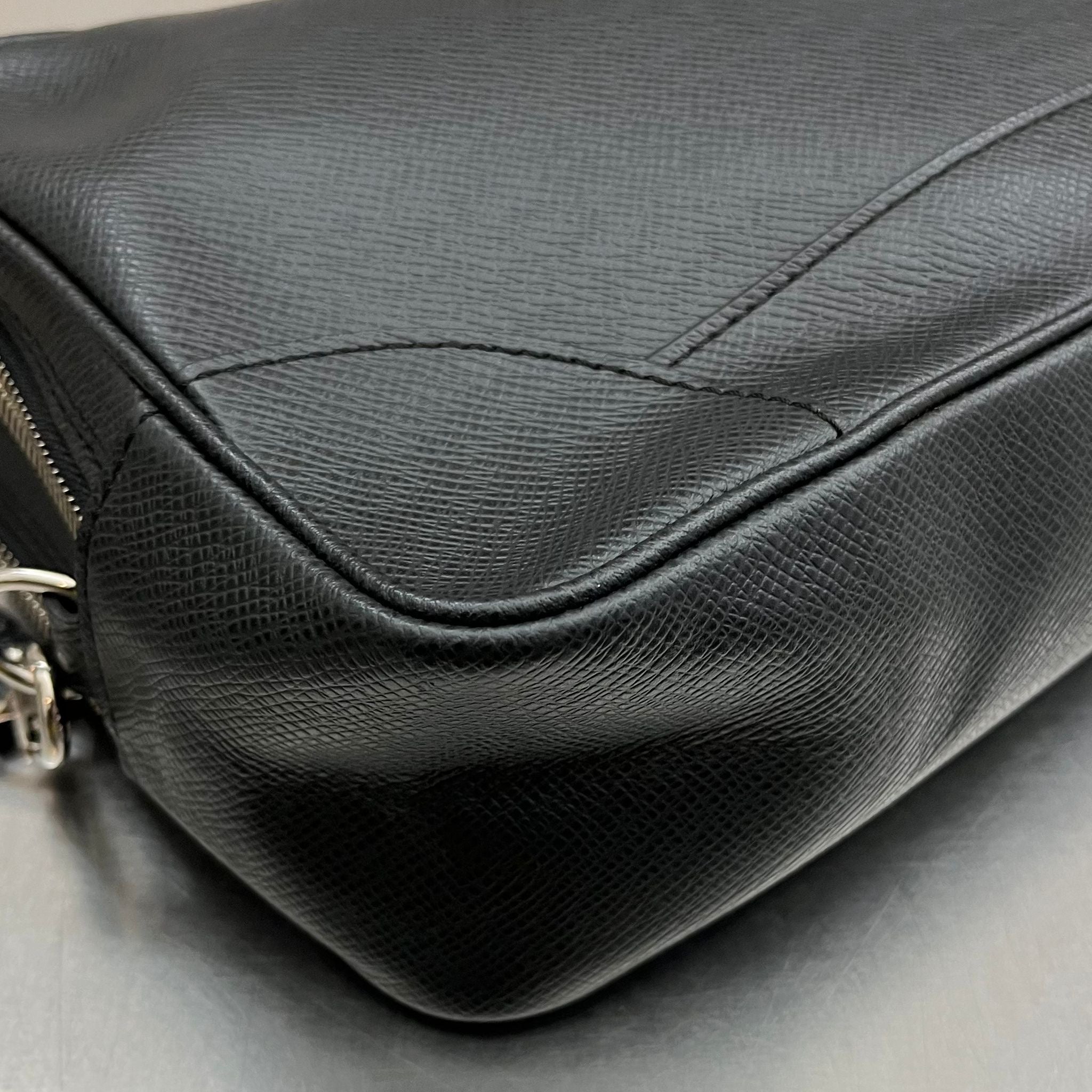 Louis Vuitton Pavel Taiga Leder