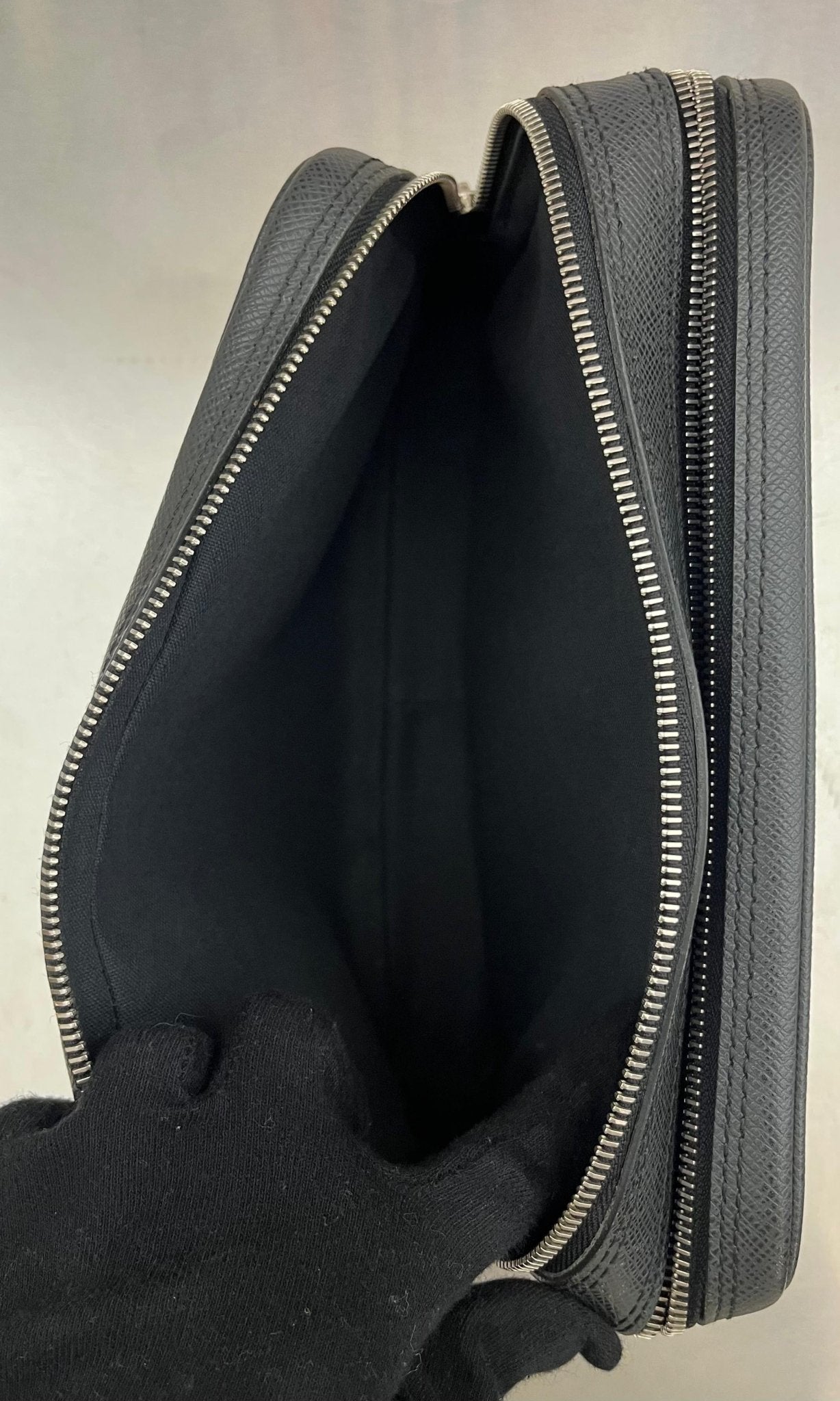 Louis Vuitton Pavel Taiga Leder