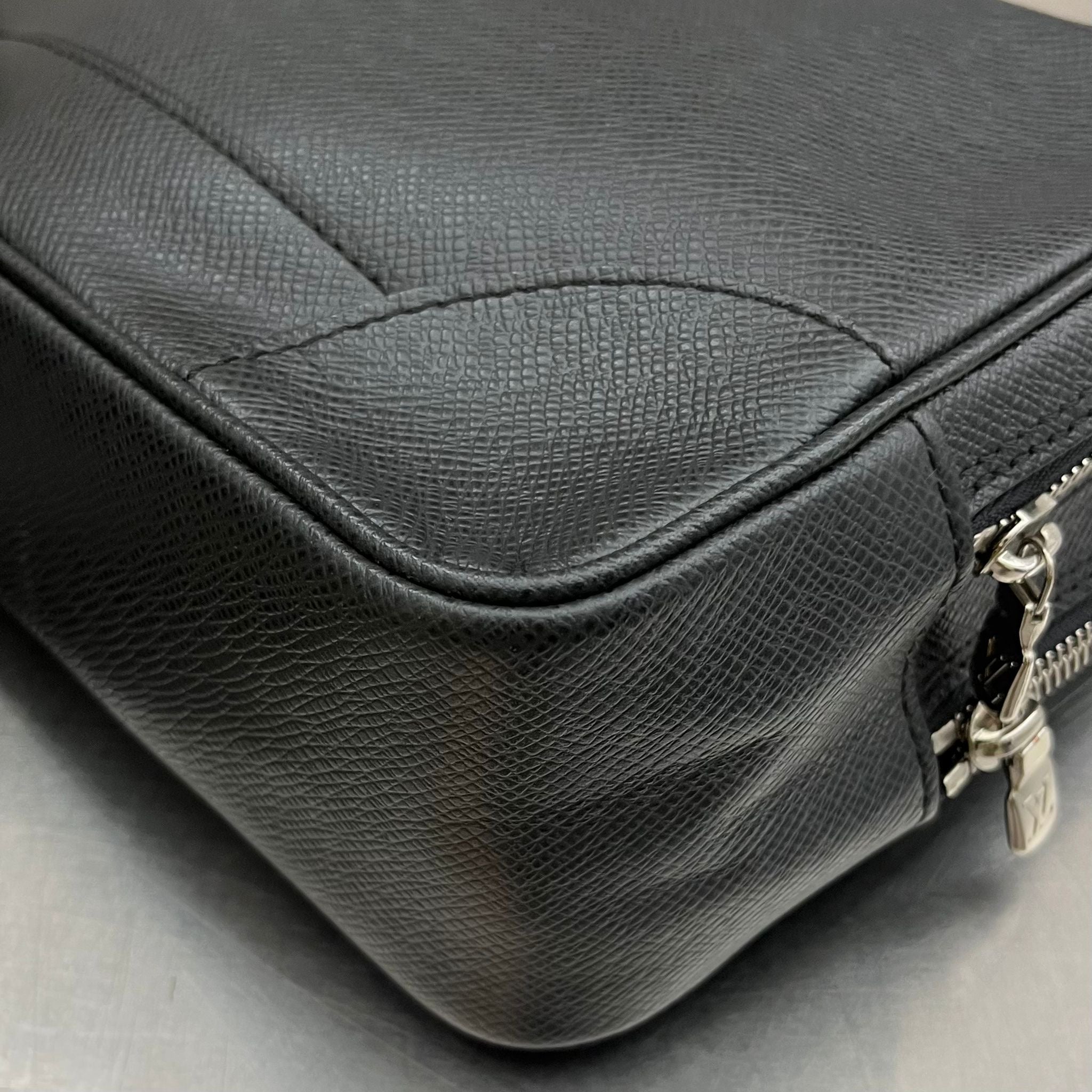 Louis Vuitton Pavel Taiga Leder