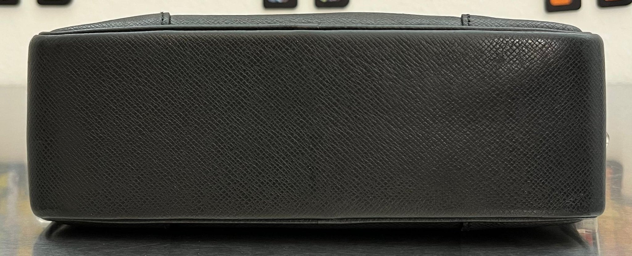 Louis Vuitton Pavel Taiga Leder