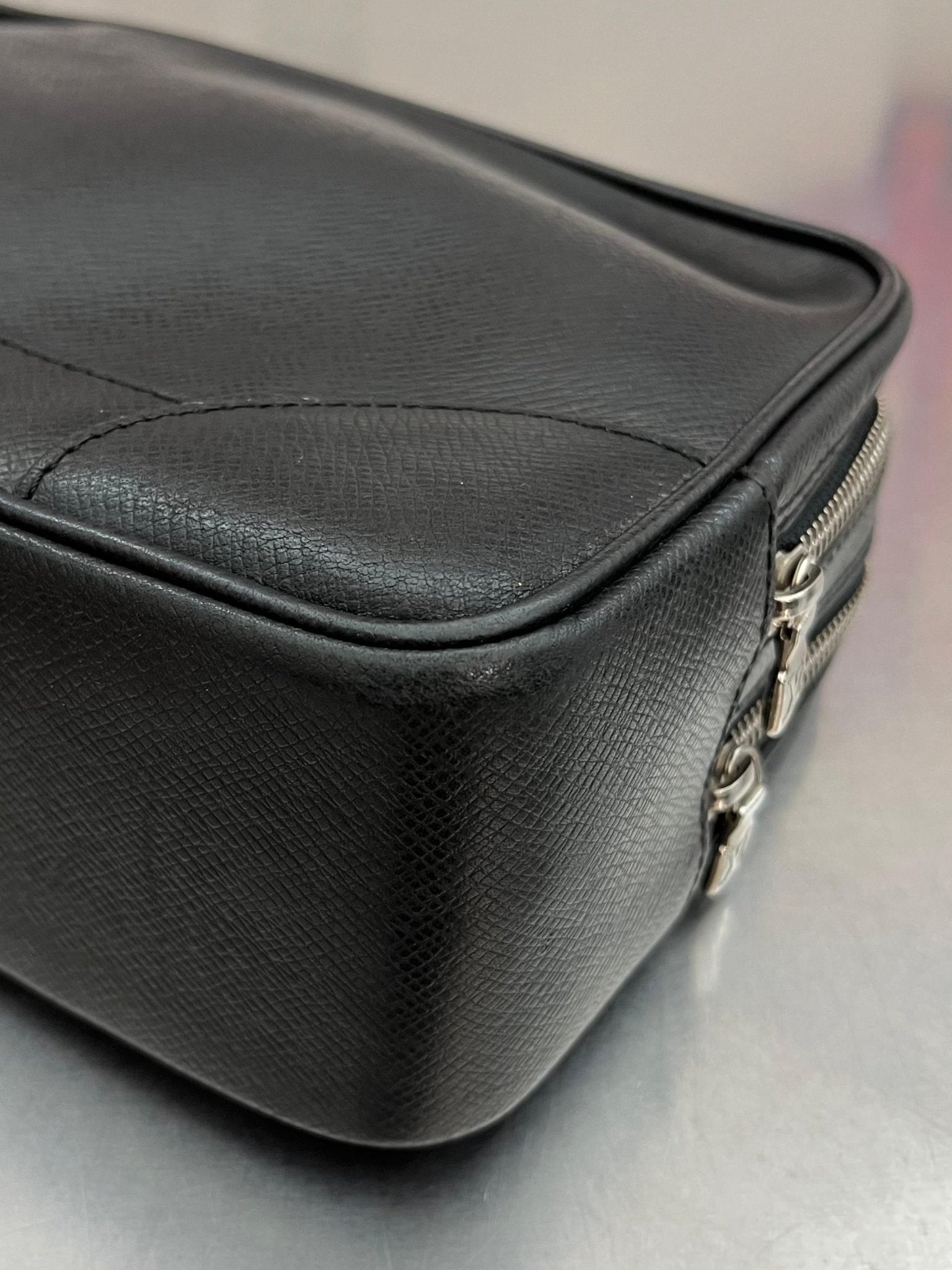 Louis Vuitton Pavel Taiga Leder