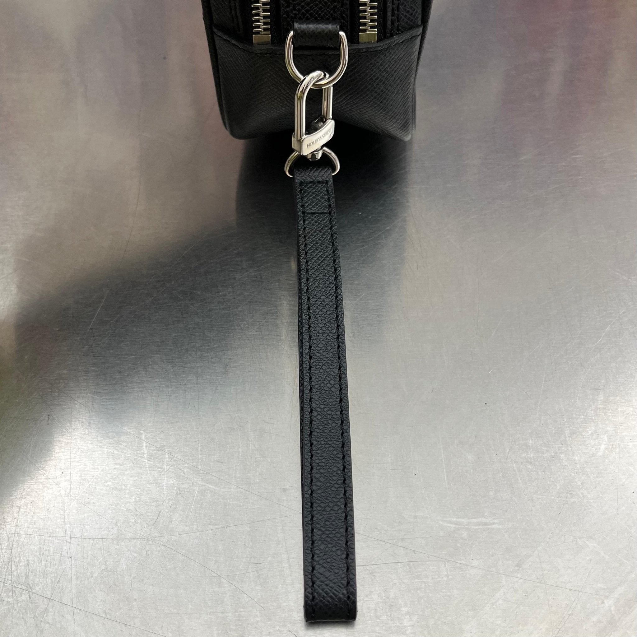 Louis Vuitton Pavel Taiga Leder