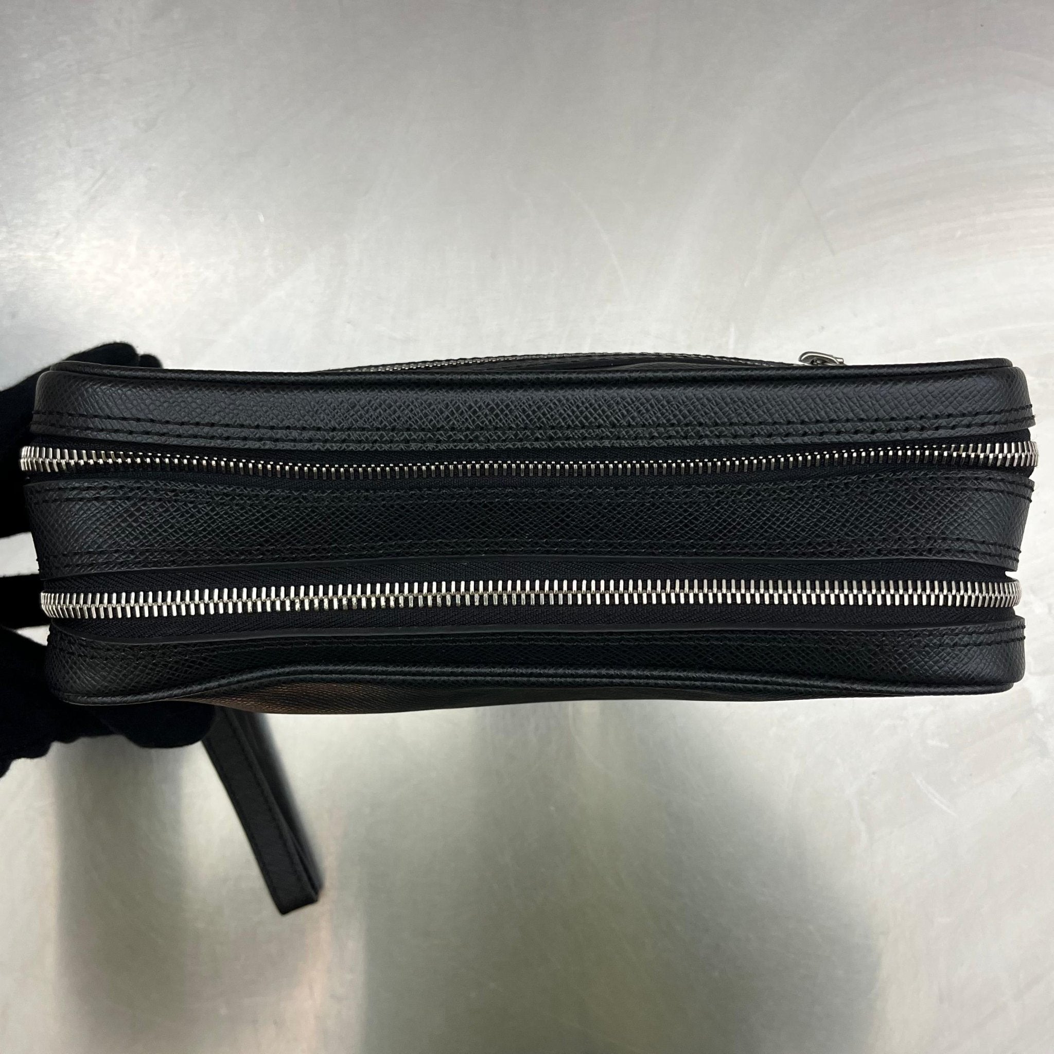 Louis Vuitton Pavel Taiga Leder