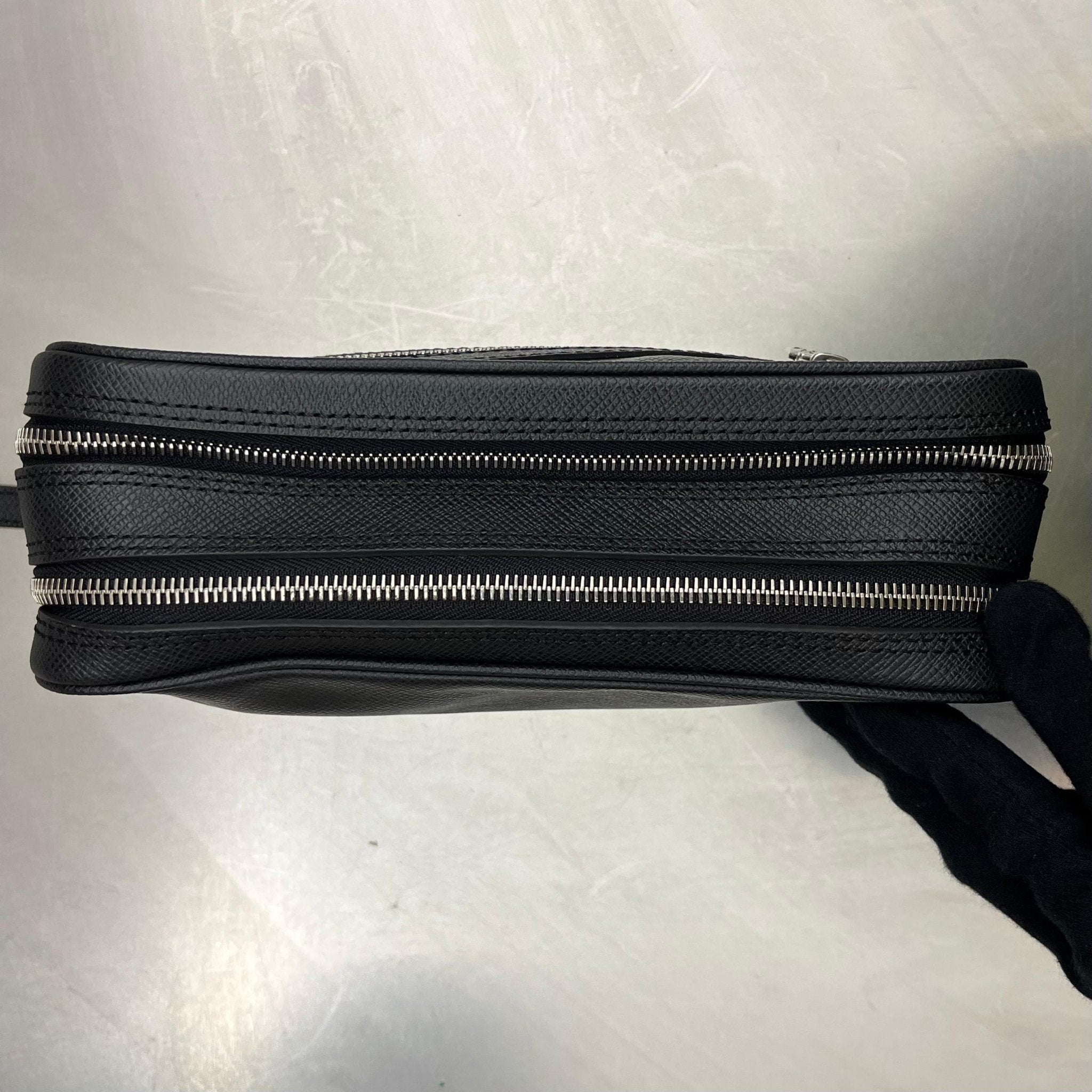 Louis Vuitton Pavel Taiga Leder