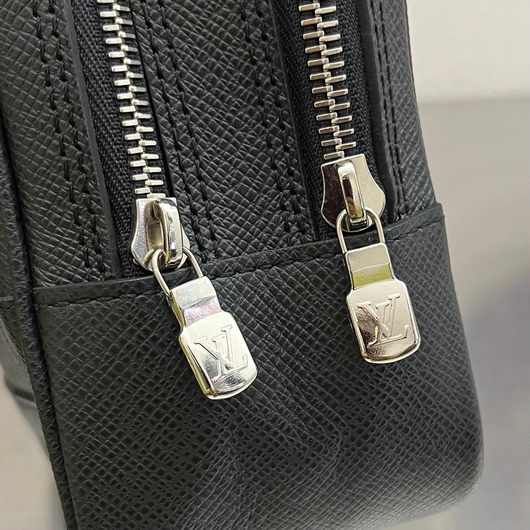 Louis Vuitton Pavel Taiga Leder