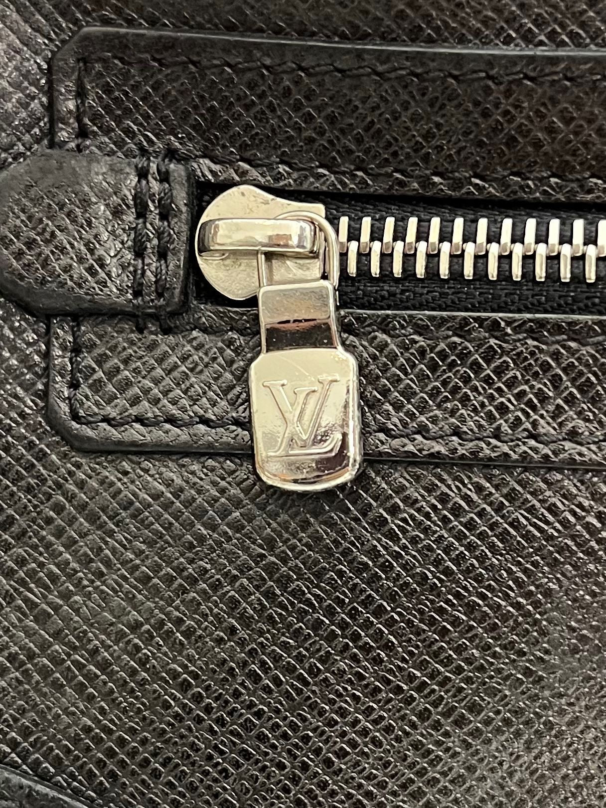 Louis Vuitton Pavel Taiga Leder