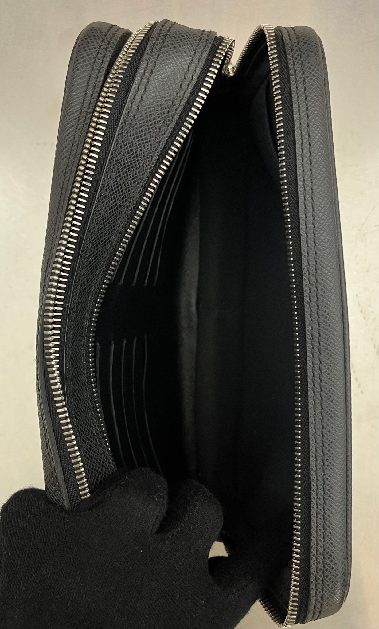 Louis Vuitton Pavel Taiga Leder