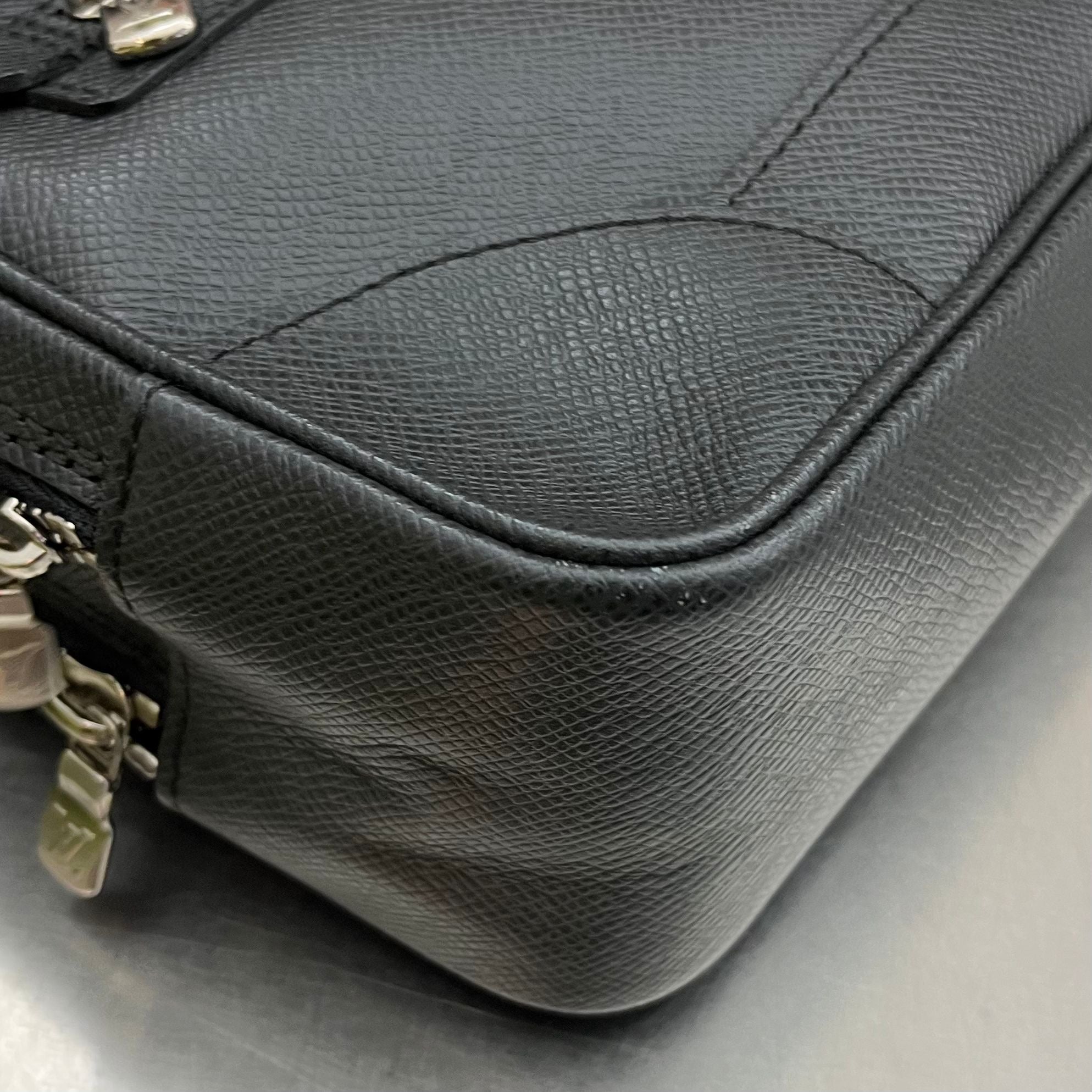 Louis Vuitton Pavel Taiga Leder