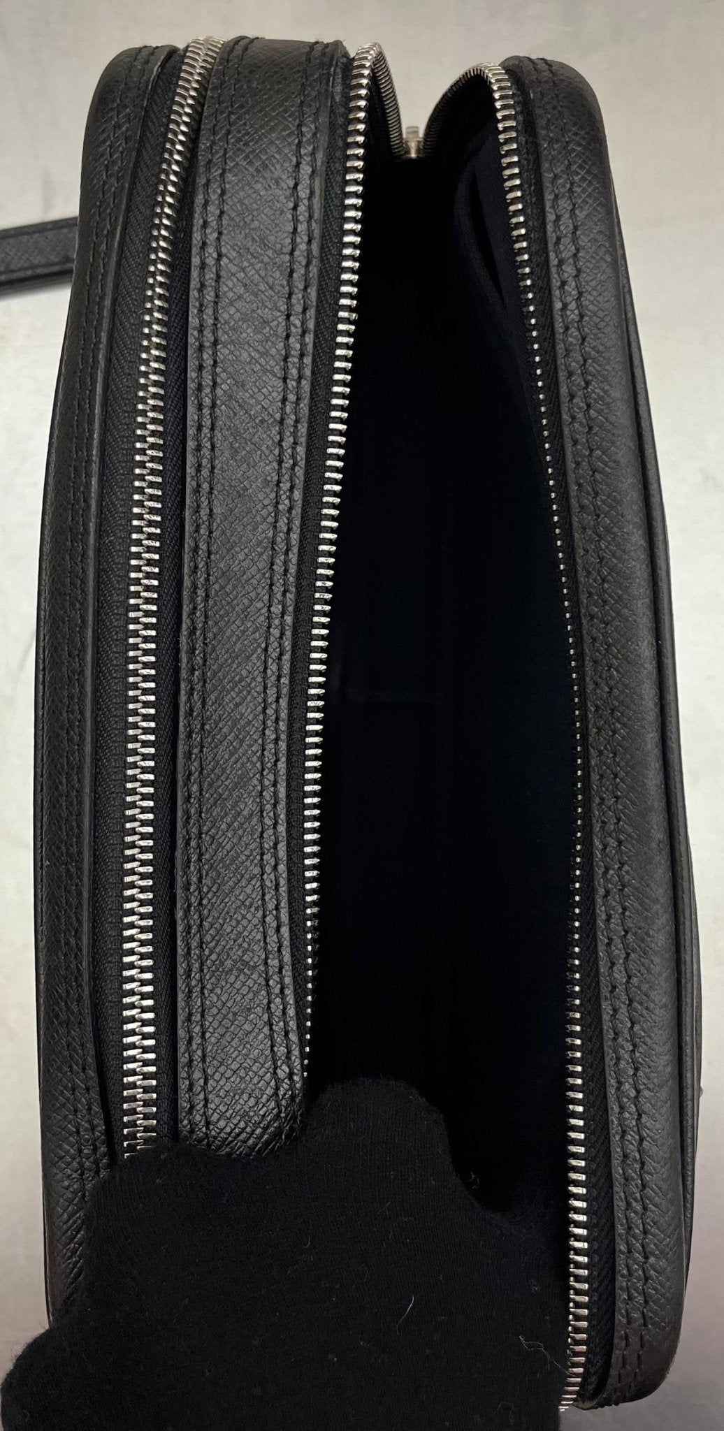 Louis Vuitton Pavel Taiga Leder