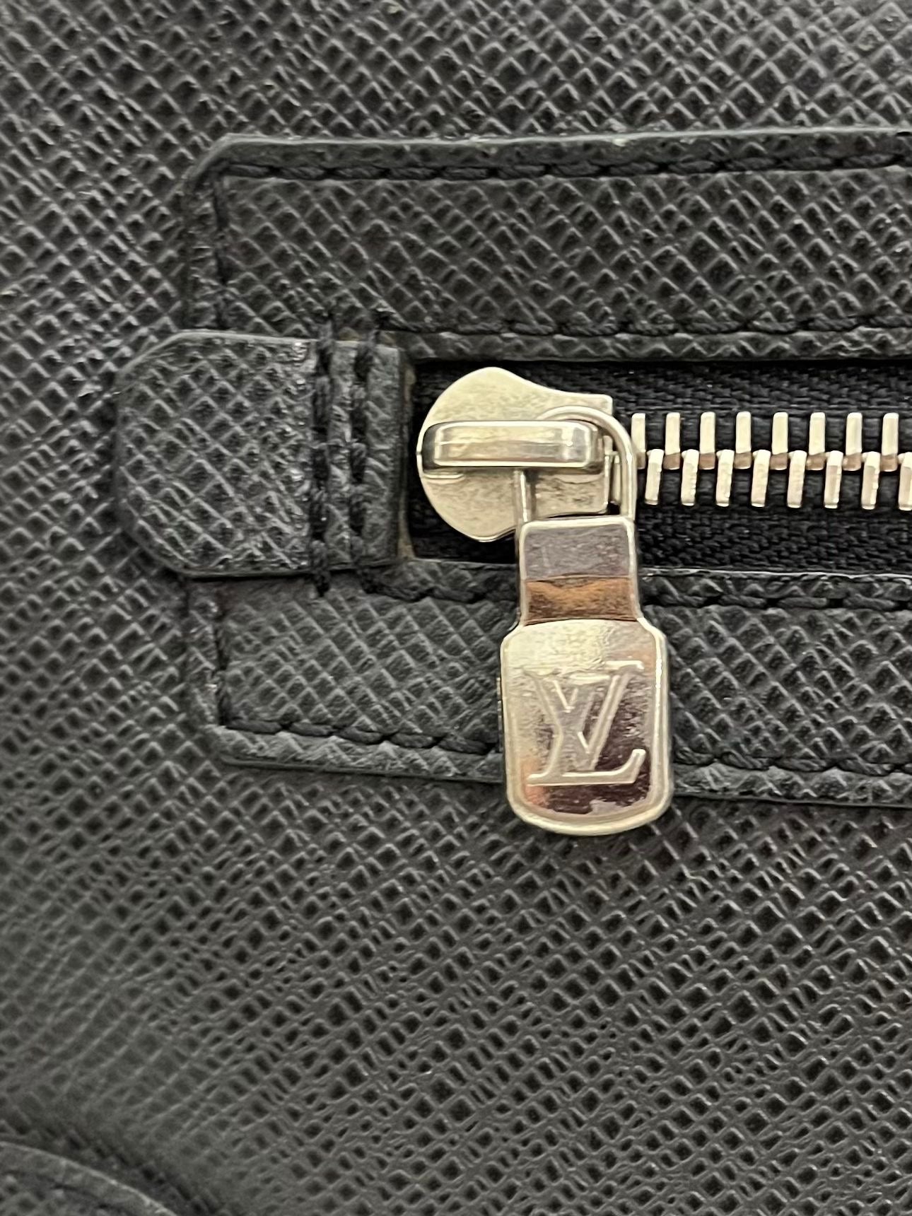 Louis Vuitton Pavel Taiga Leder