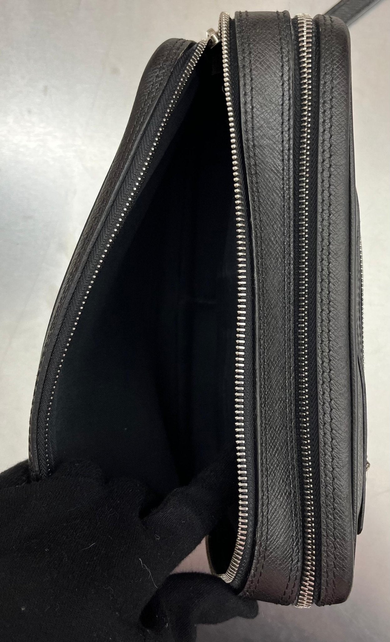 Louis Vuitton Pavel Taiga Leder
