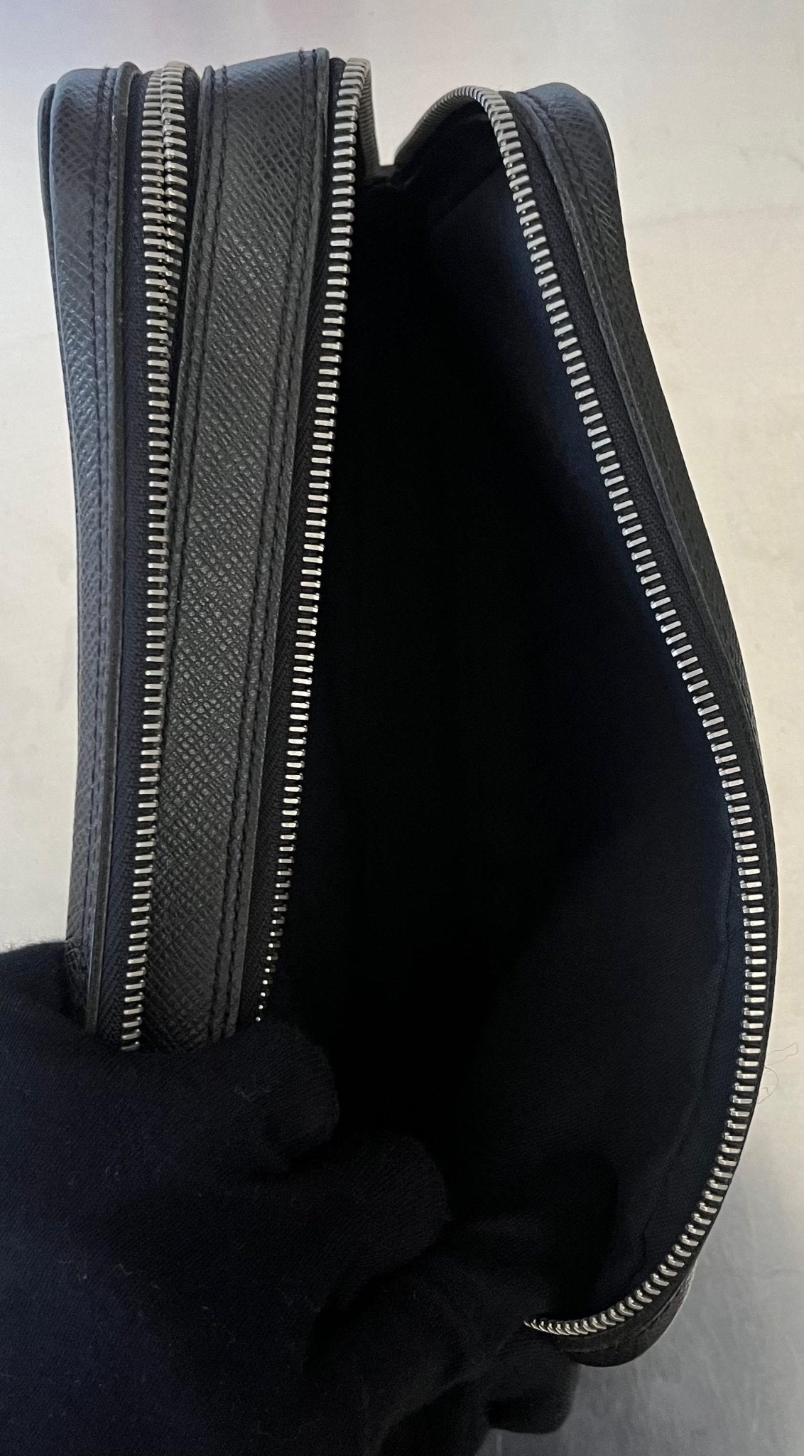 Louis Vuitton Pavel Taiga Leder
