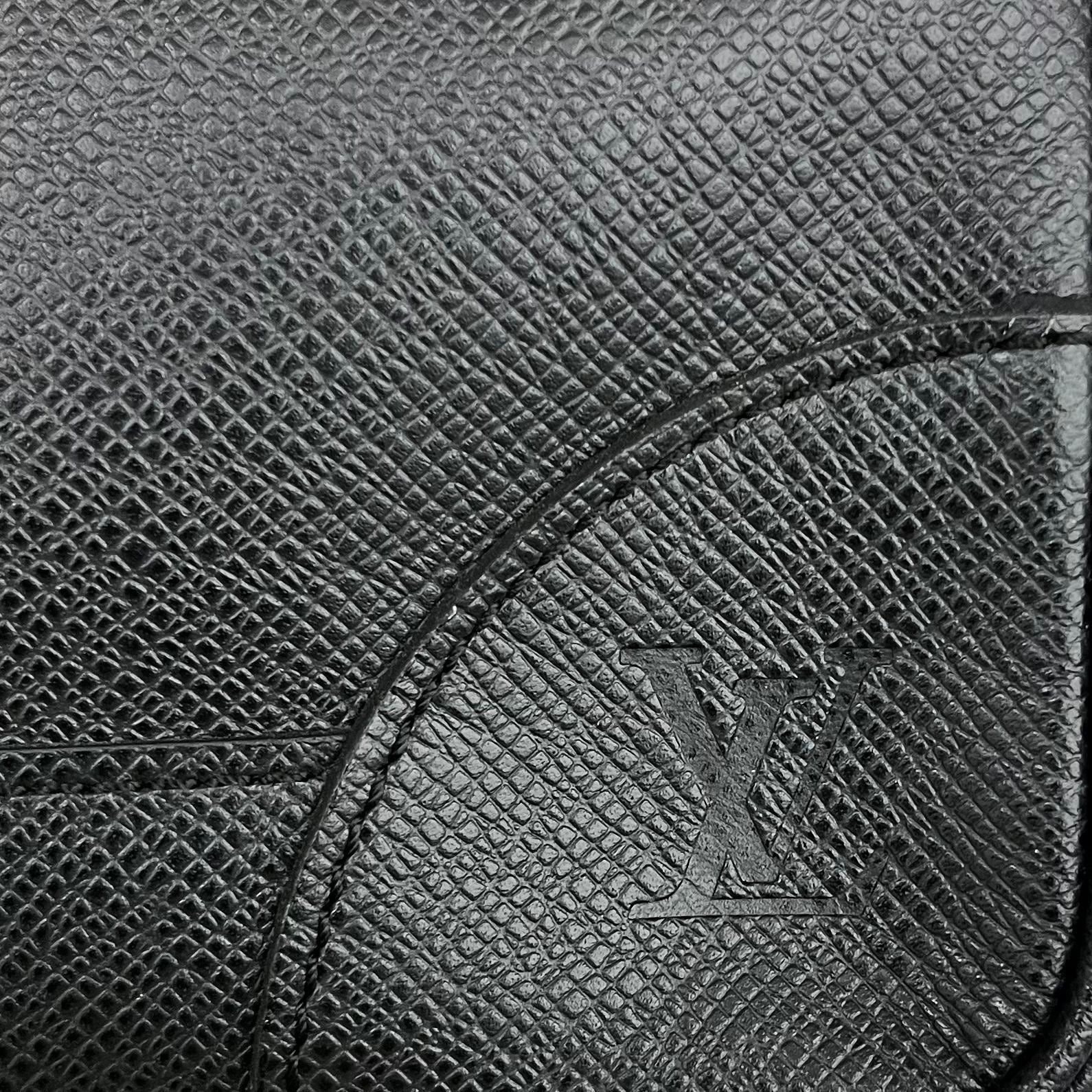 Louis Vuitton Pavel Taiga Leder