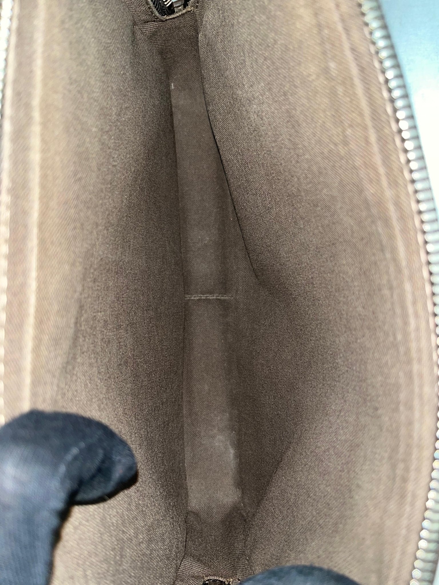 Louis Vuitton Pavel Taiga Leder (Braun)