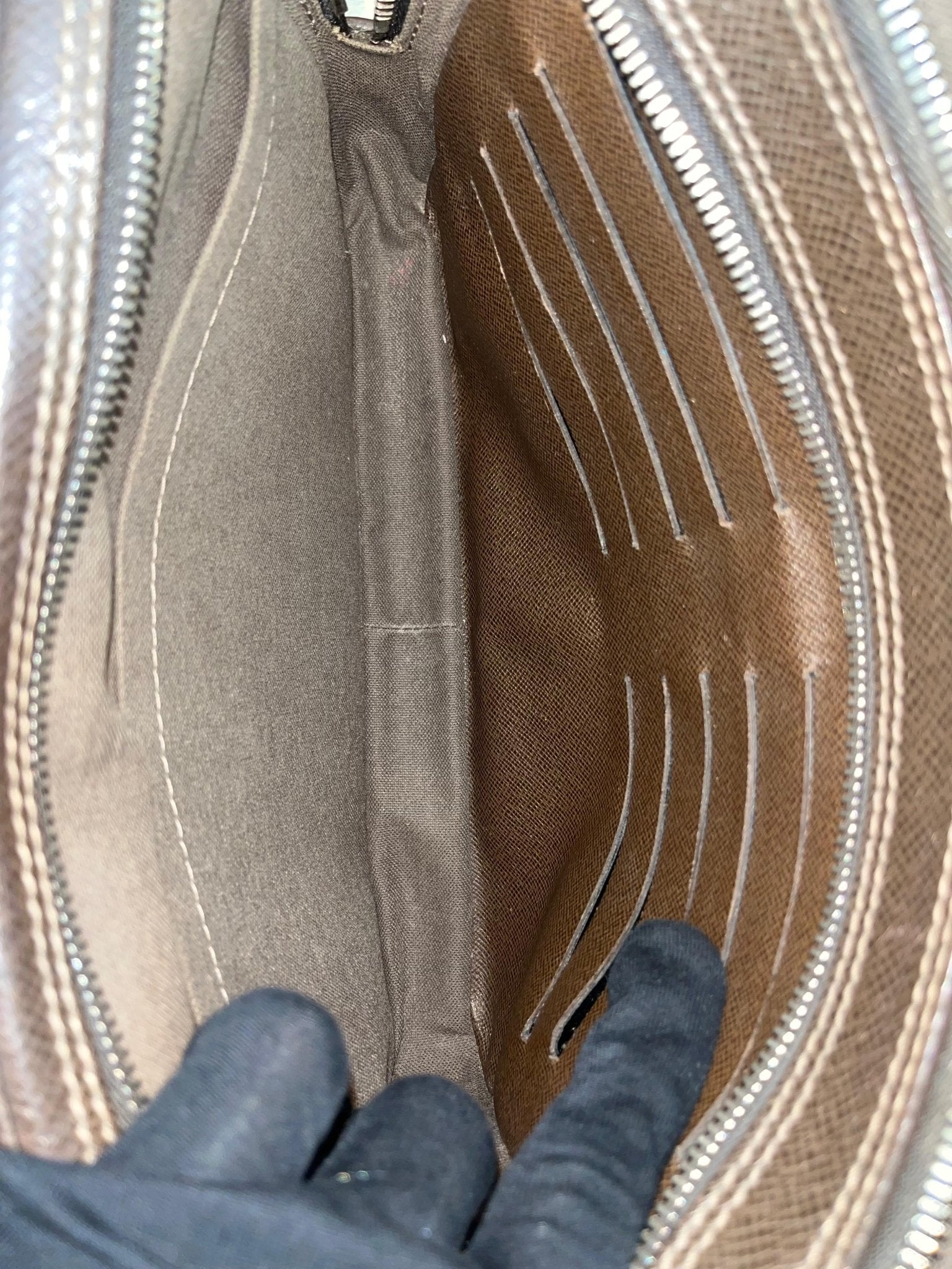 Louis Vuitton Pavel Taiga Leder (Braun)