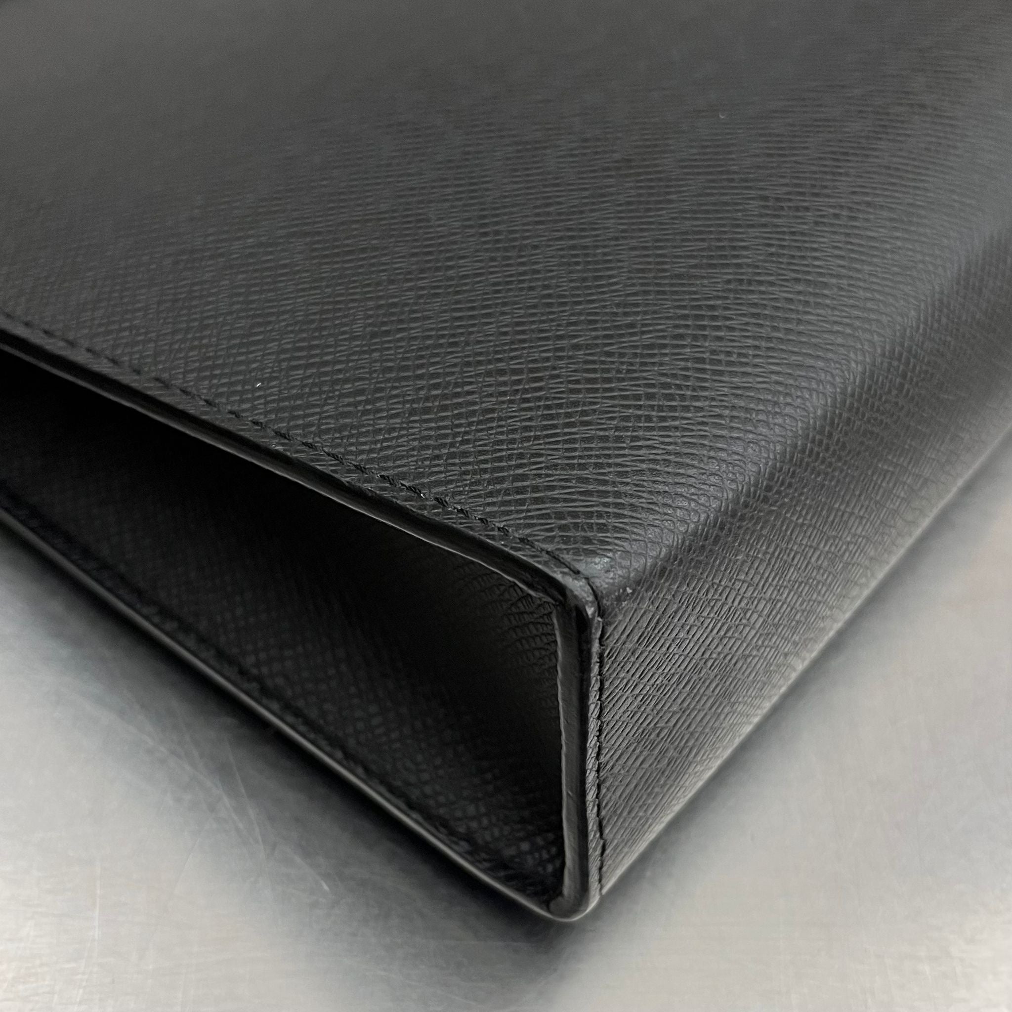 Louis Vuitton Pochette Voyage MM Taiga