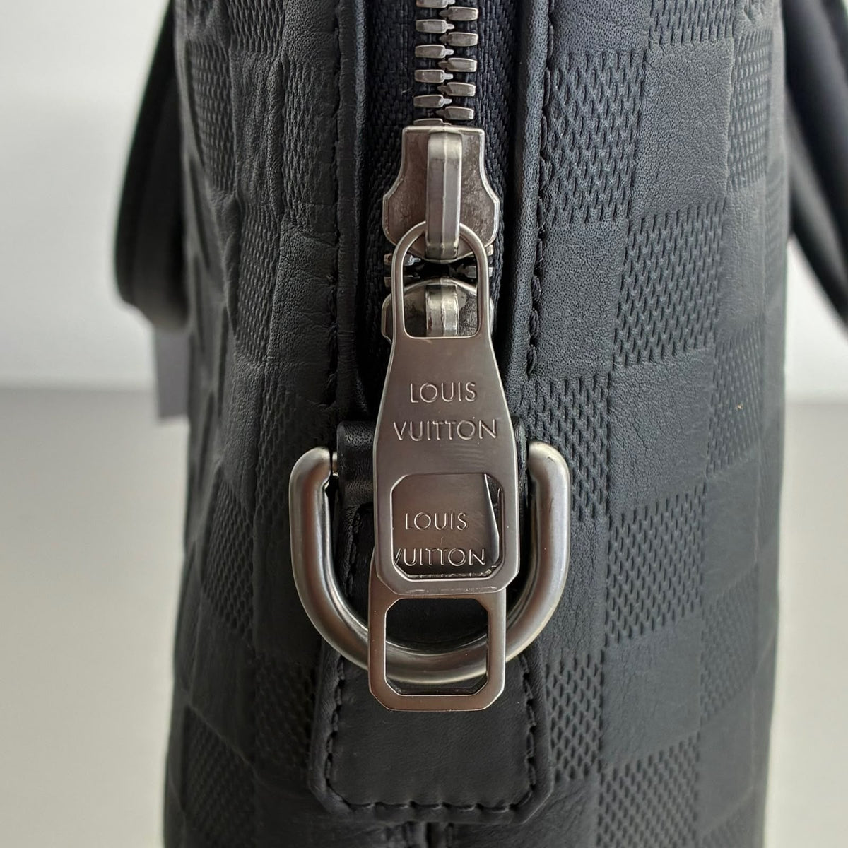 Louis Vuitton Porte Documents Jour Voyage Damier Infini