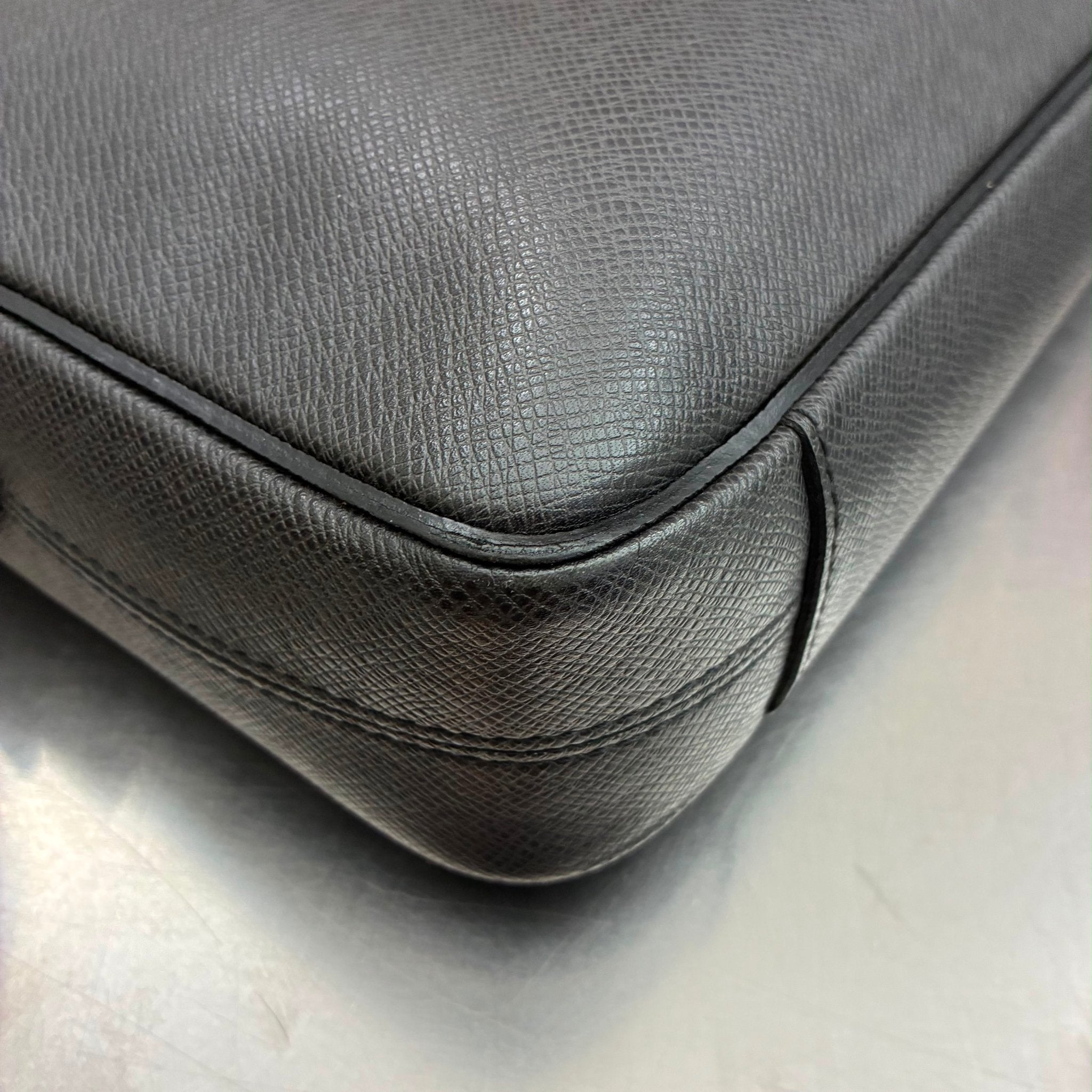 Louis Vuitton Porte Documents Taiga