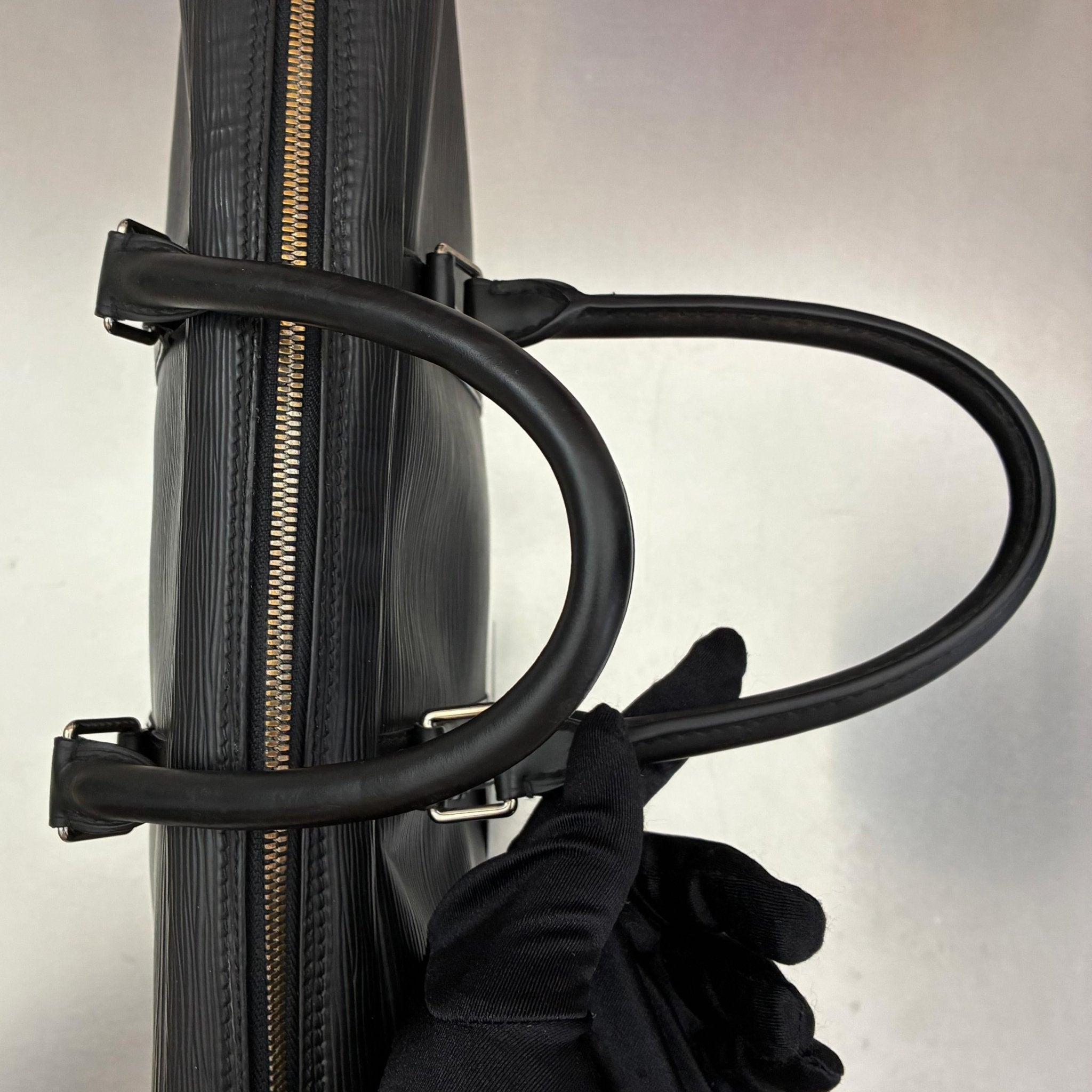 Louis Vuitton Porte Documents Voyage Epi