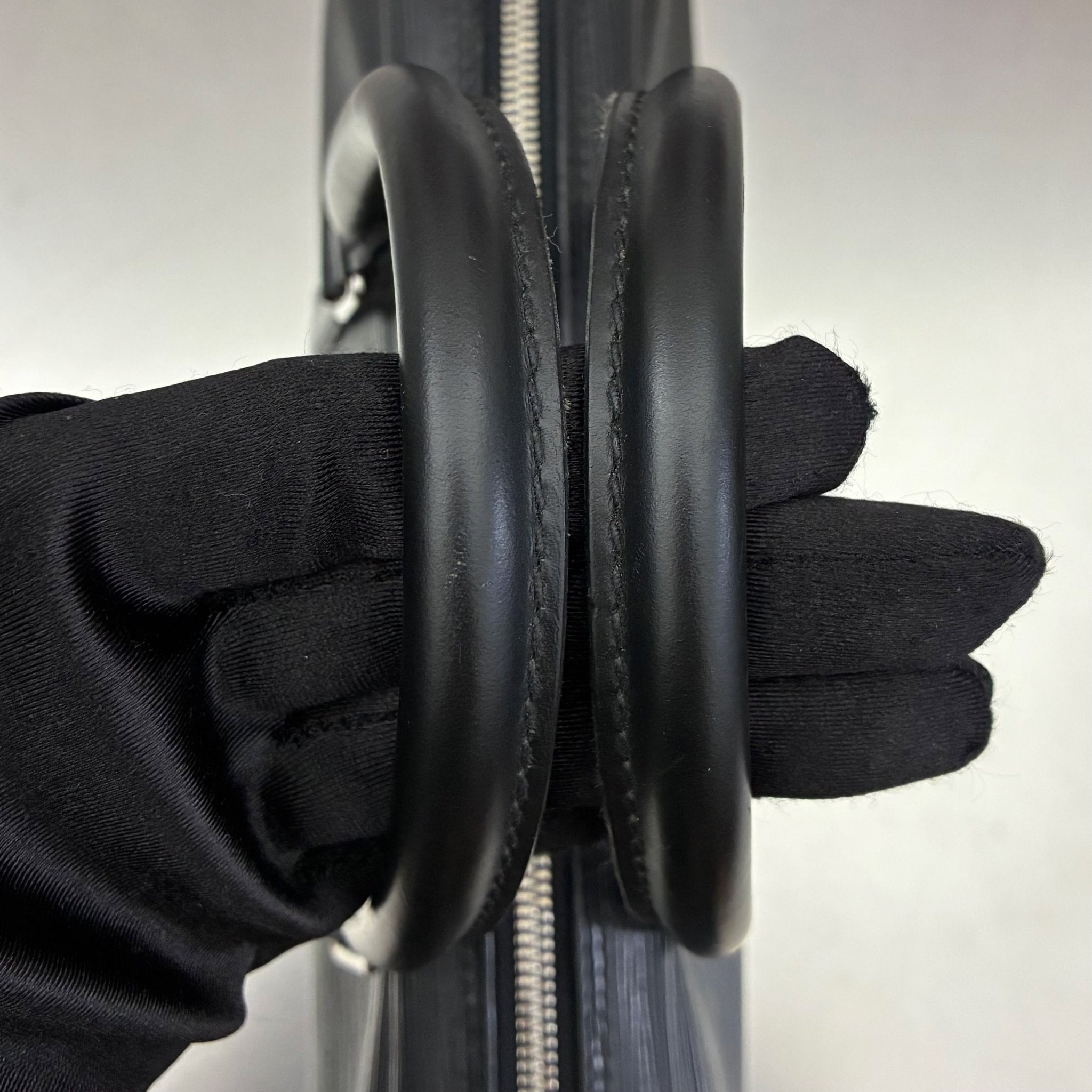 Louis Vuitton Porte Documents Voyage Epi