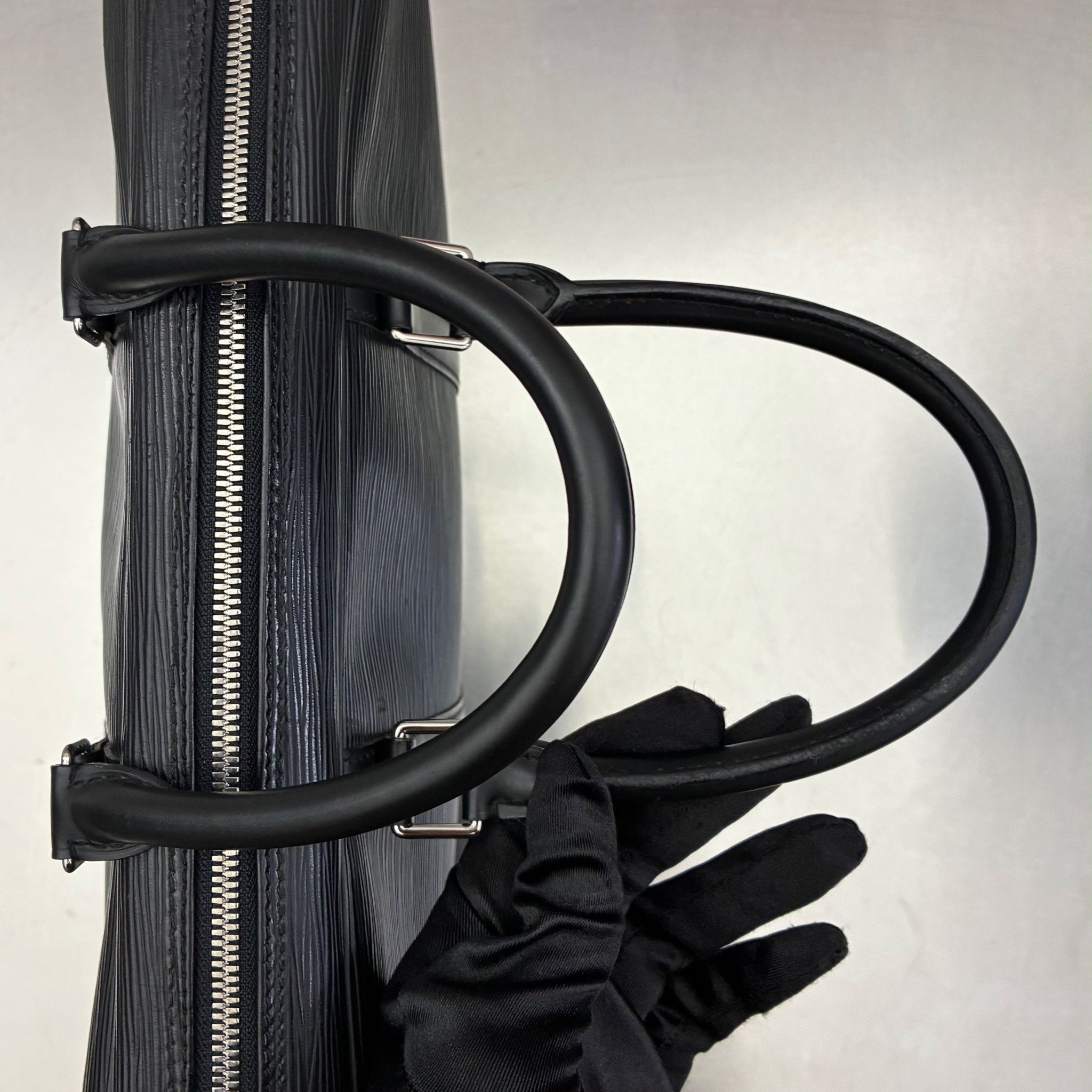 Louis Vuitton Porte Documents Voyage Epi