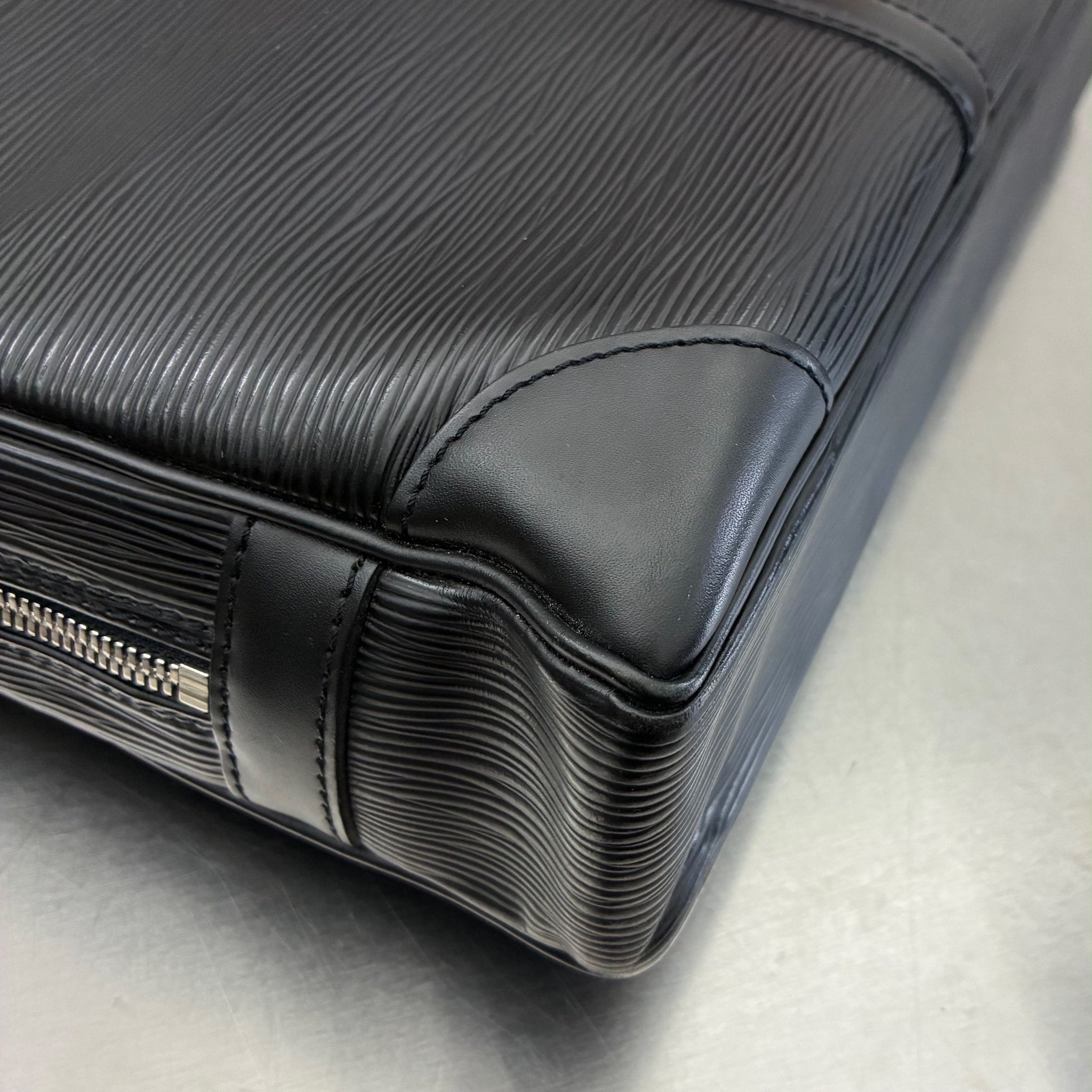 Louis Vuitton Porte Documents Voyage Epi