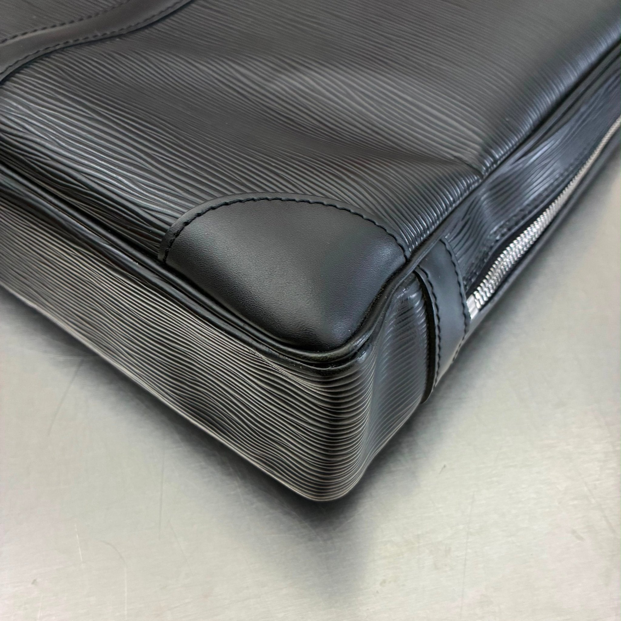 Louis Vuitton Porte Documents Voyage Epi
