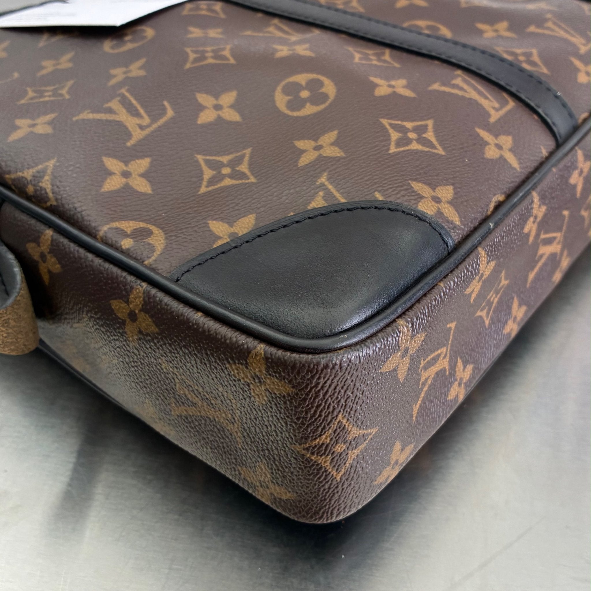 Louis Vuitton Porte Documents Voyage Macassar