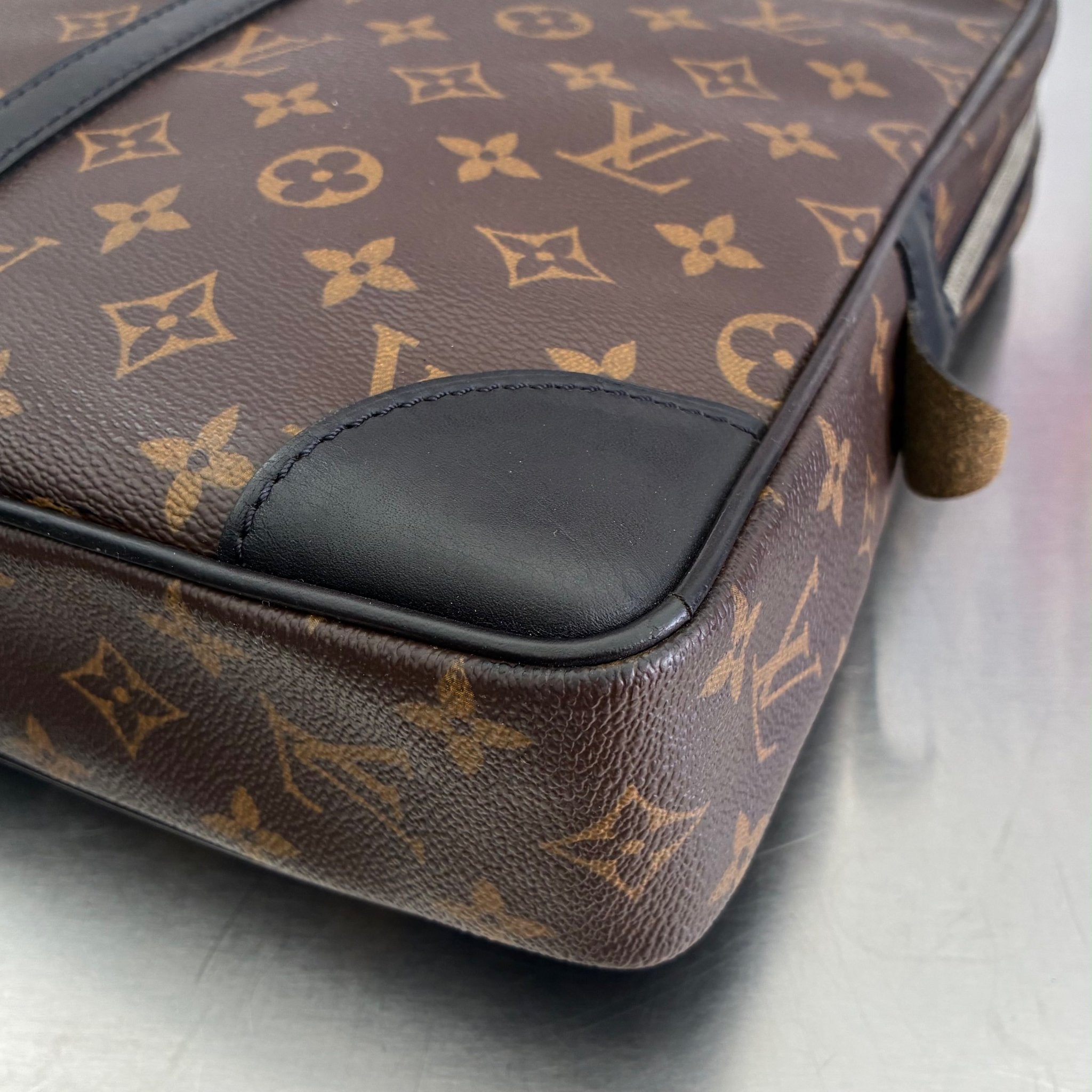 Louis Vuitton Porte Documents Voyage Macassar