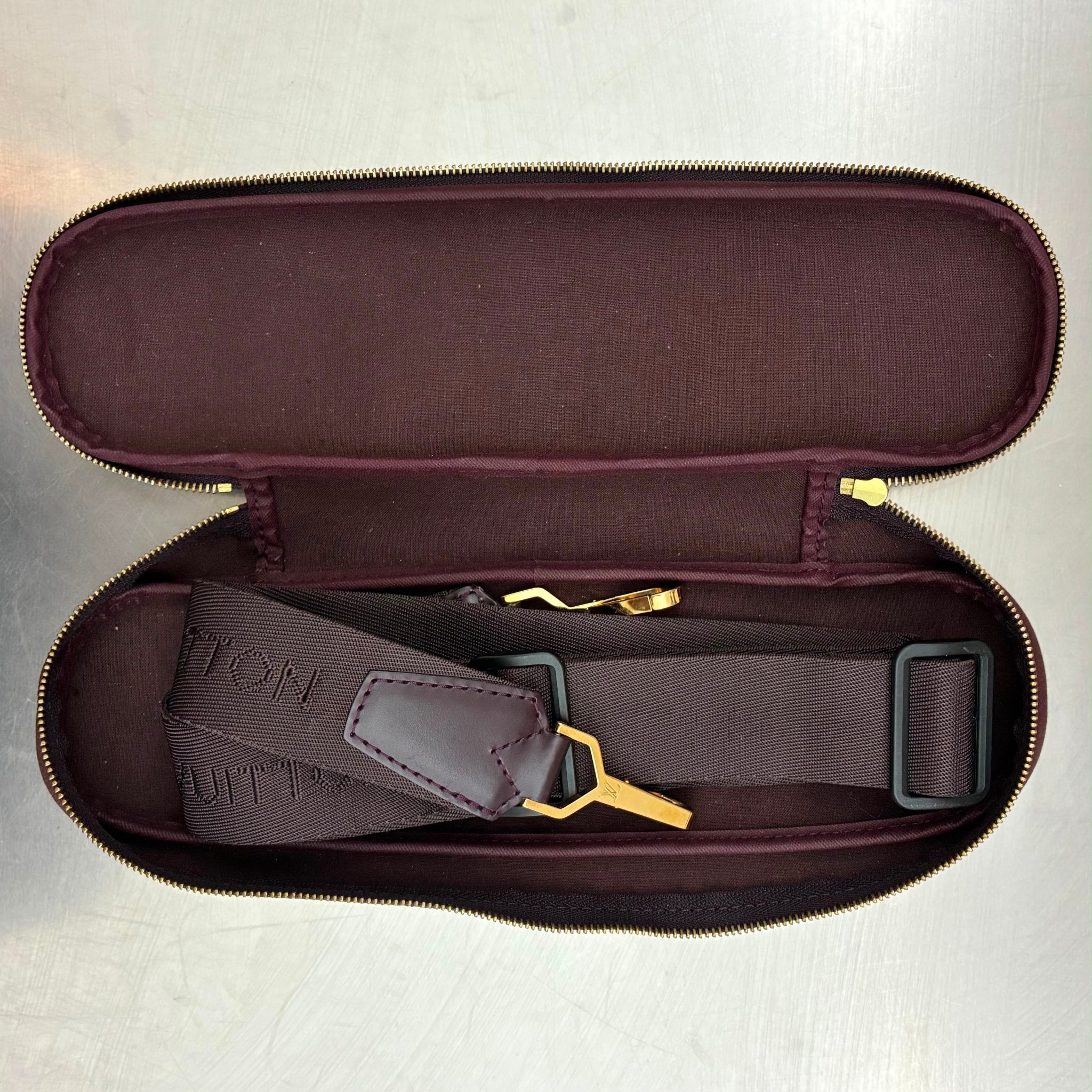 Louis Vuitton Porte Ordinateur Taiga
