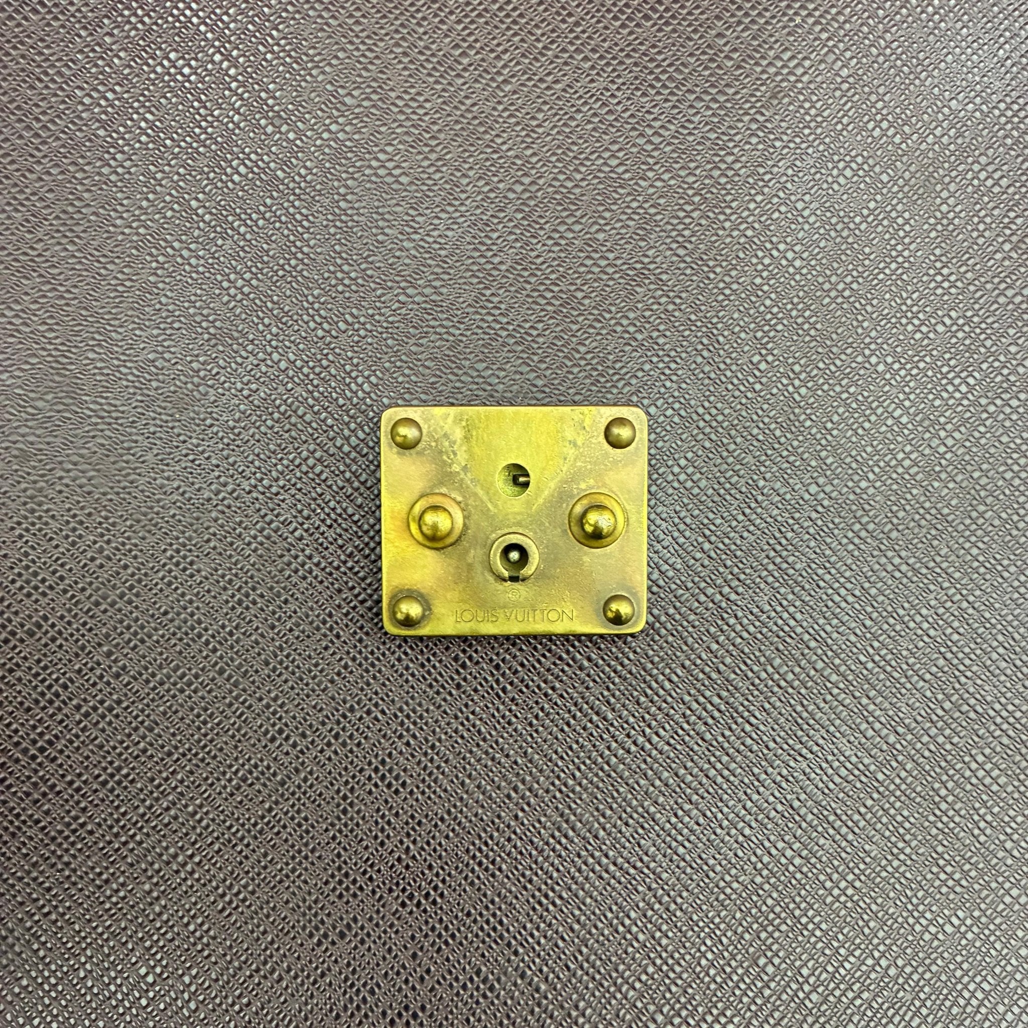 Louis Vuitton Serviette Kourad Taiga