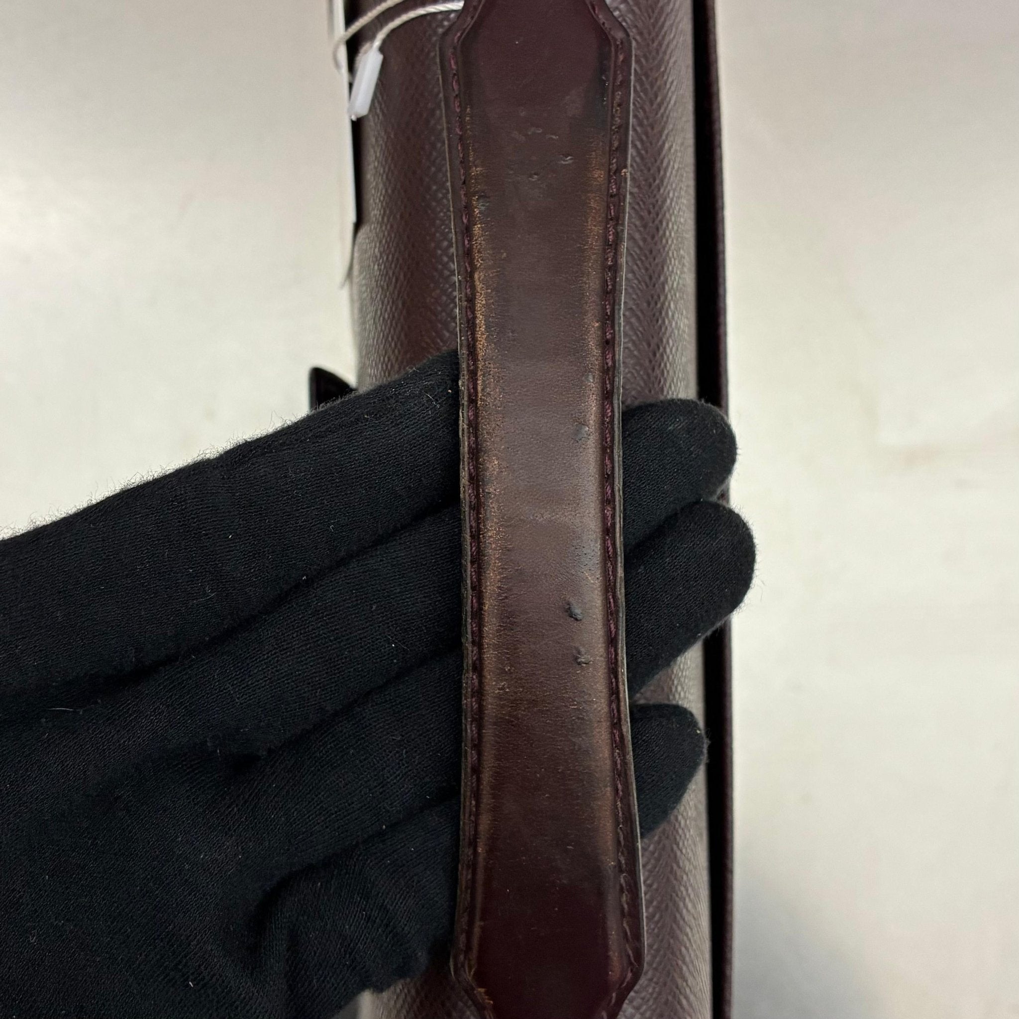 Louis Vuitton Serviette Kourad Taiga