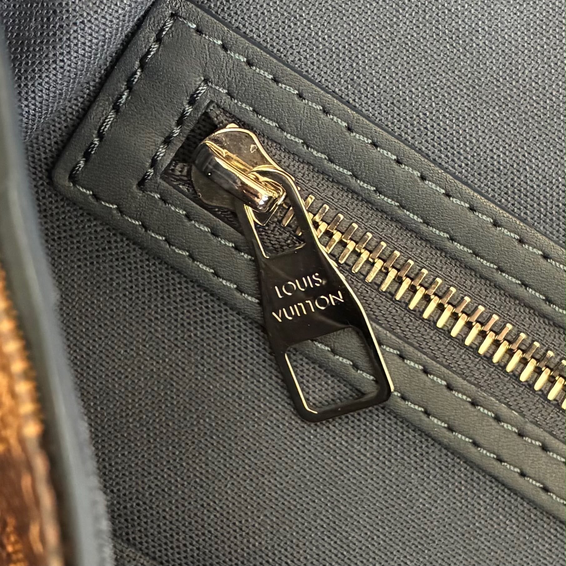 Louis Vuitton Sprinter Messenger Damier Ebene
