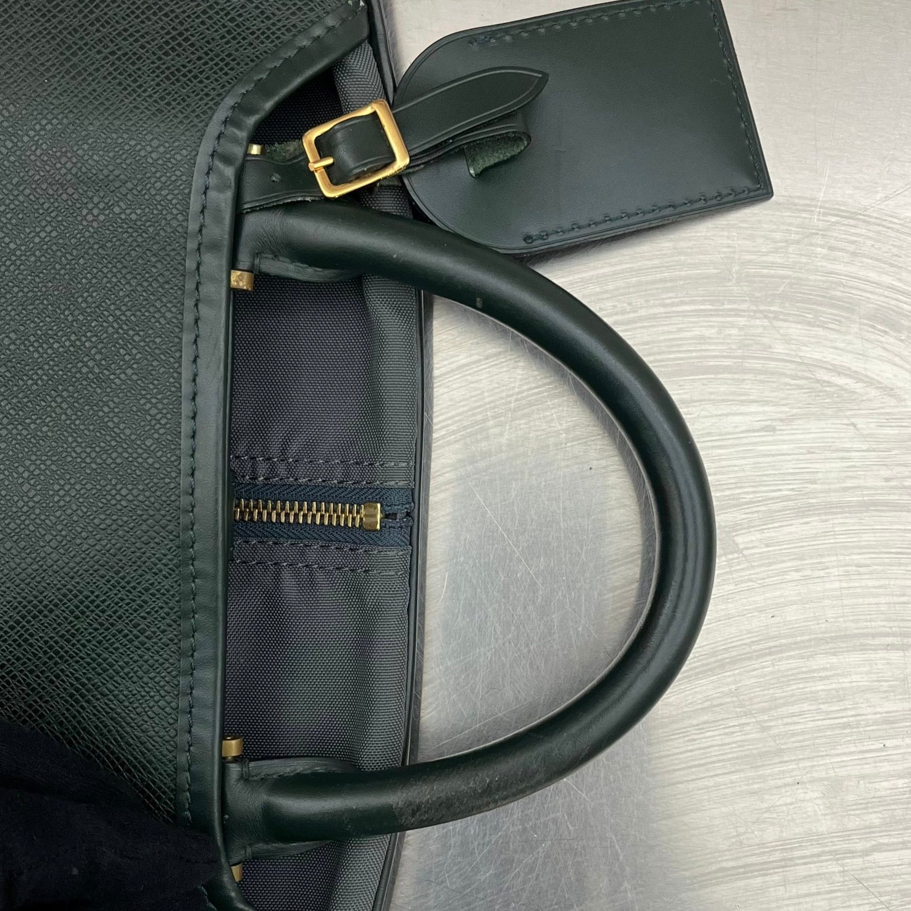 Louis Vuitton Taiga Bering Kleiderhülle