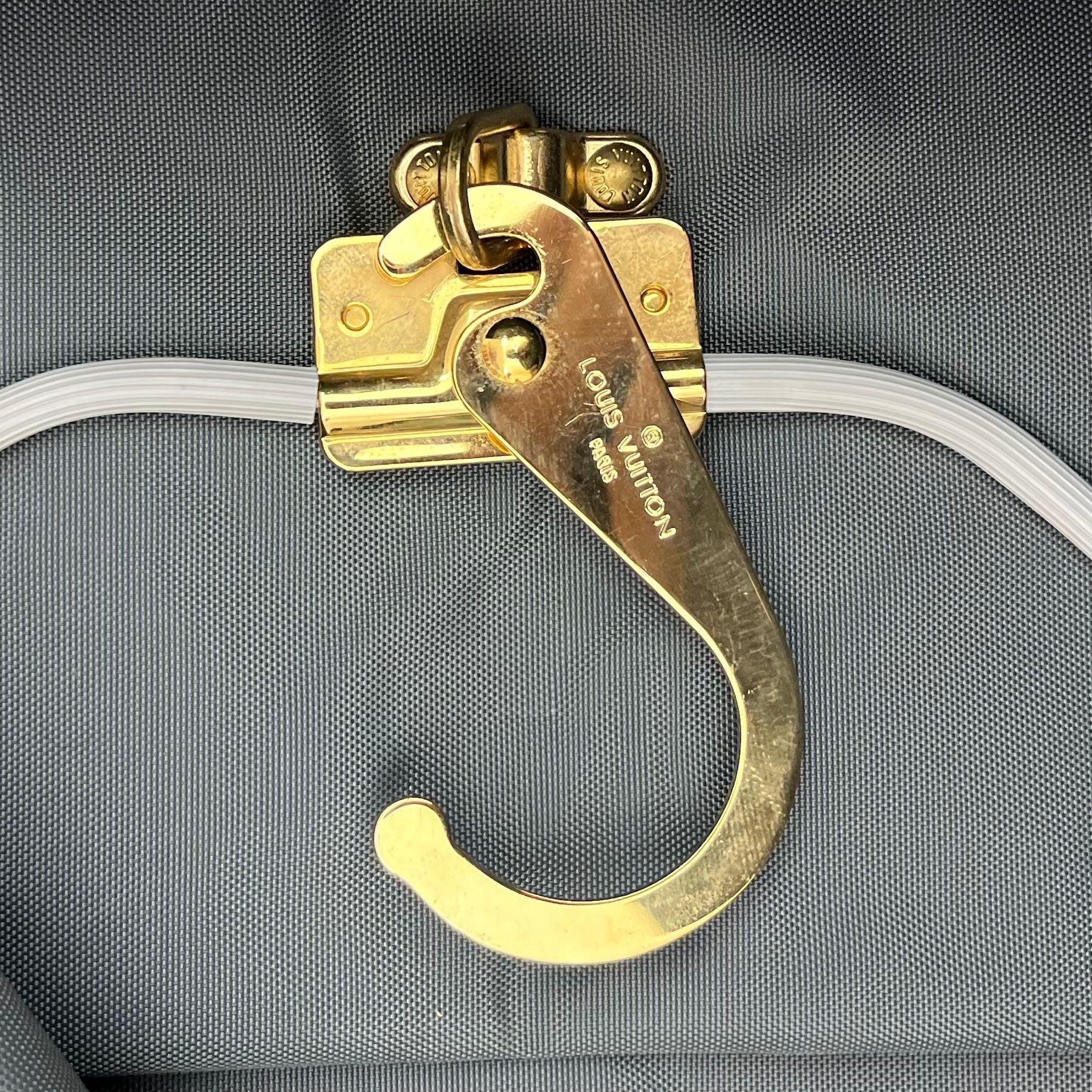 Louis Vuitton Taiga Bering Kleiderhülle
