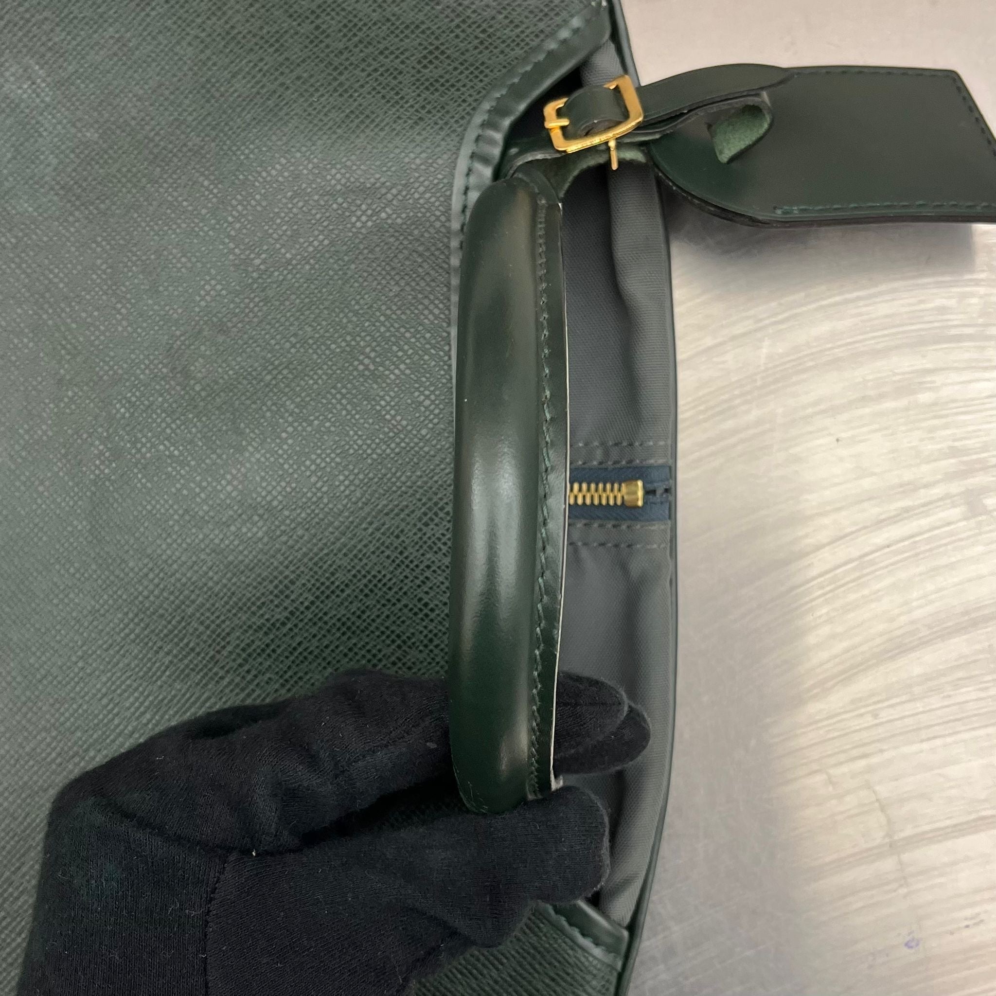 Louis Vuitton Taiga Bering Kleiderhülle