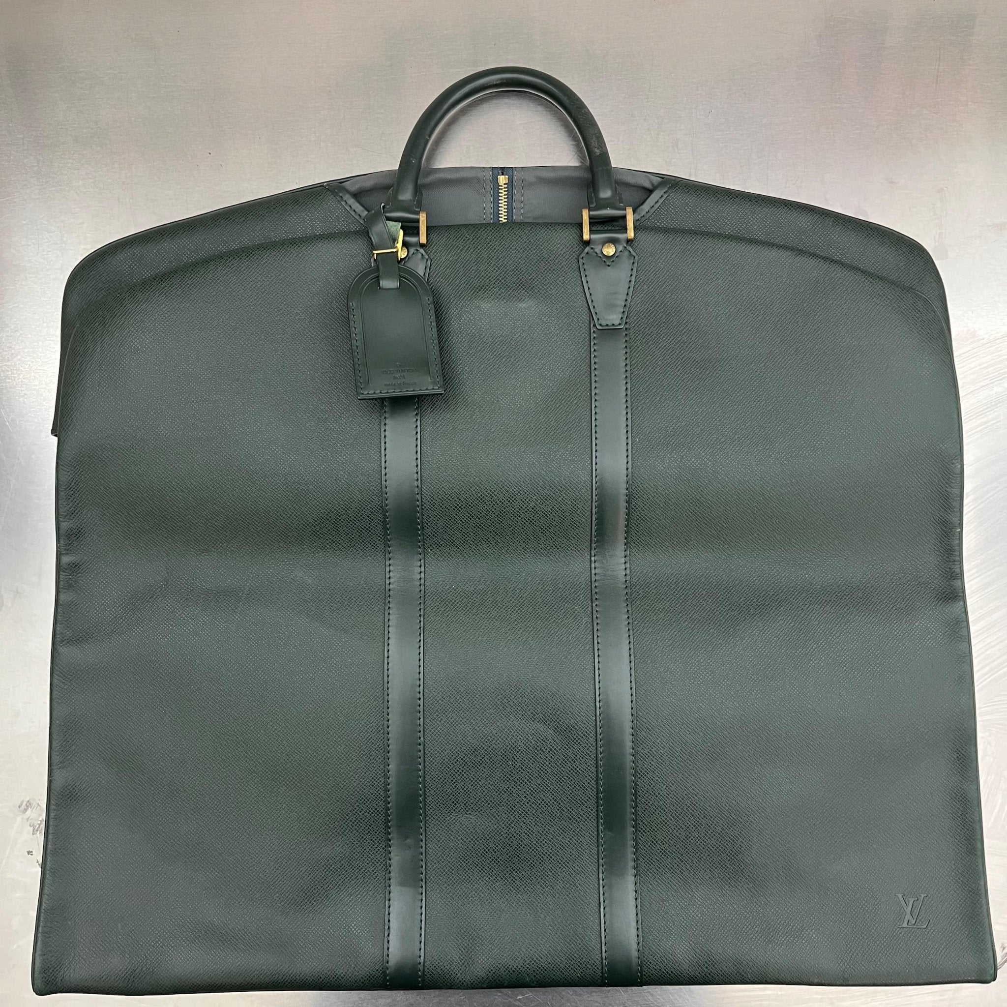 Louis Vuitton Taiga Bering Kleiderhülle