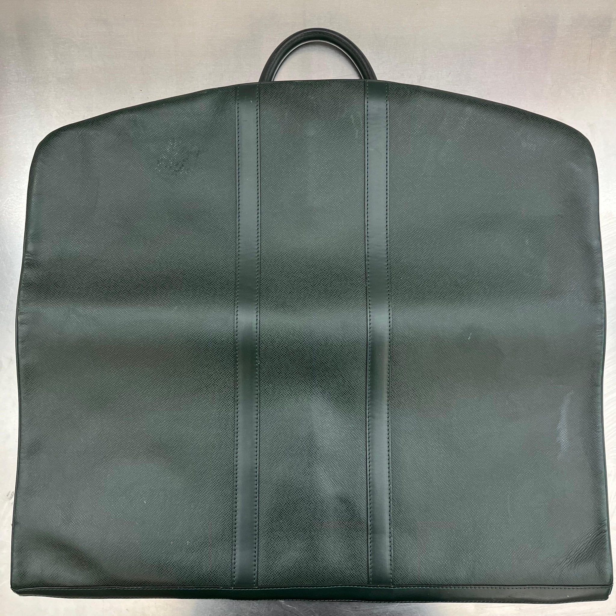 Louis Vuitton Taiga Bering Kleiderhülle