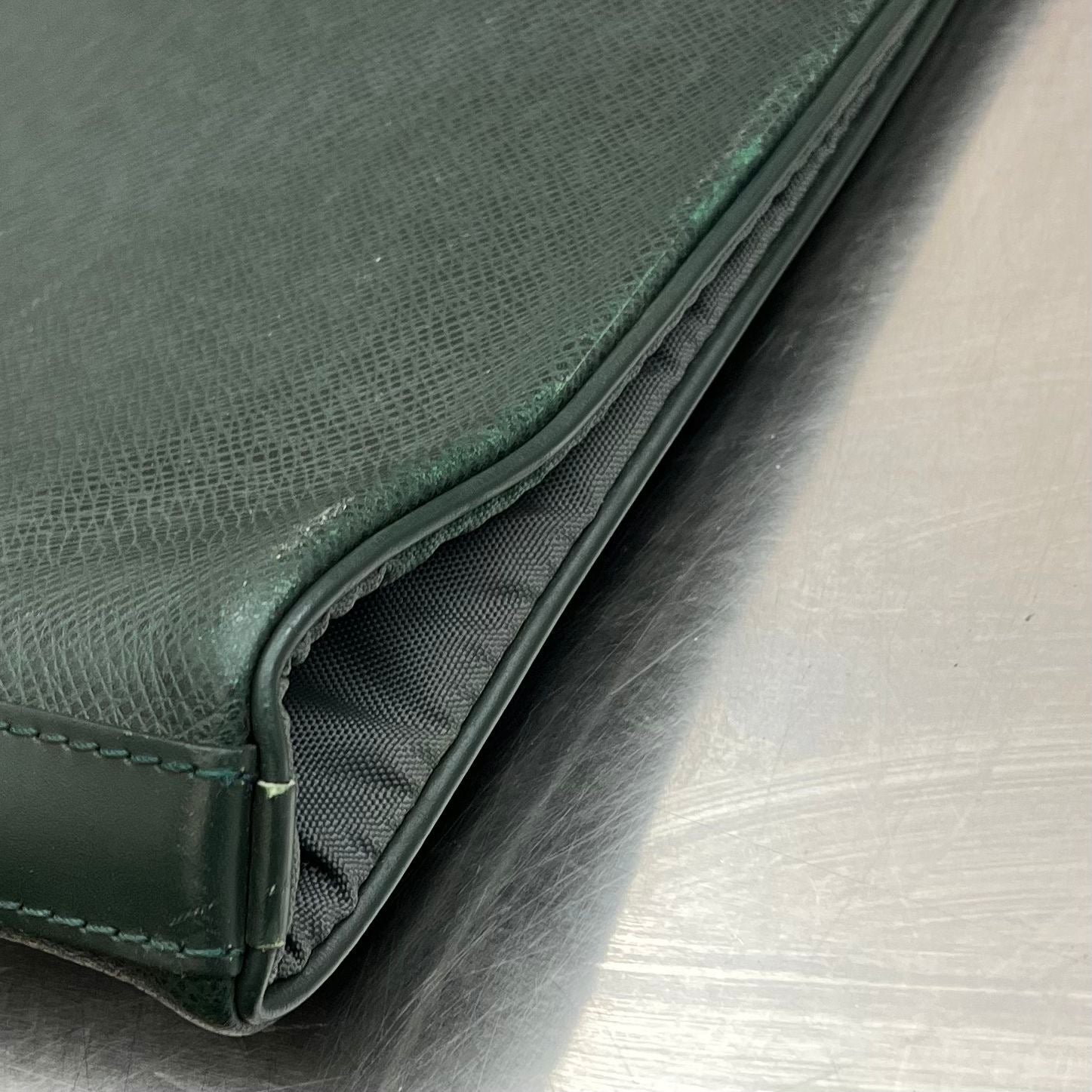 Louis Vuitton Taiga Bering Kleiderhülle