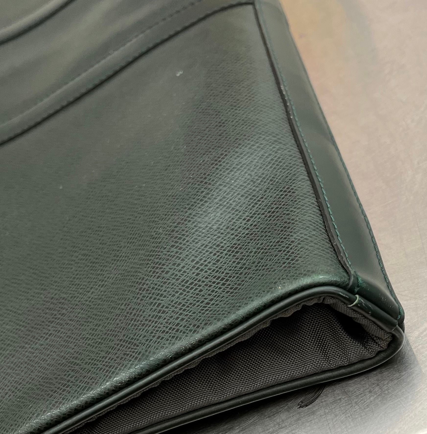 Louis Vuitton Taiga Bering Kleiderhülle