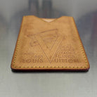 Louis Vuitton Vachetta Kartenetui „Volez, Voguez, Voyagez Avec Des Valises Louis Vuitton“ Limited Edition
