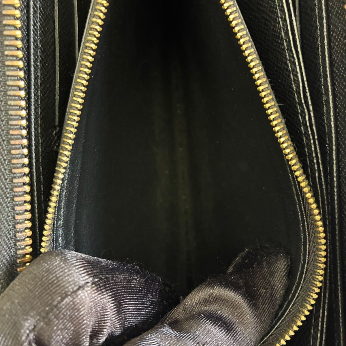 Louis Vuitton Zippy Epi