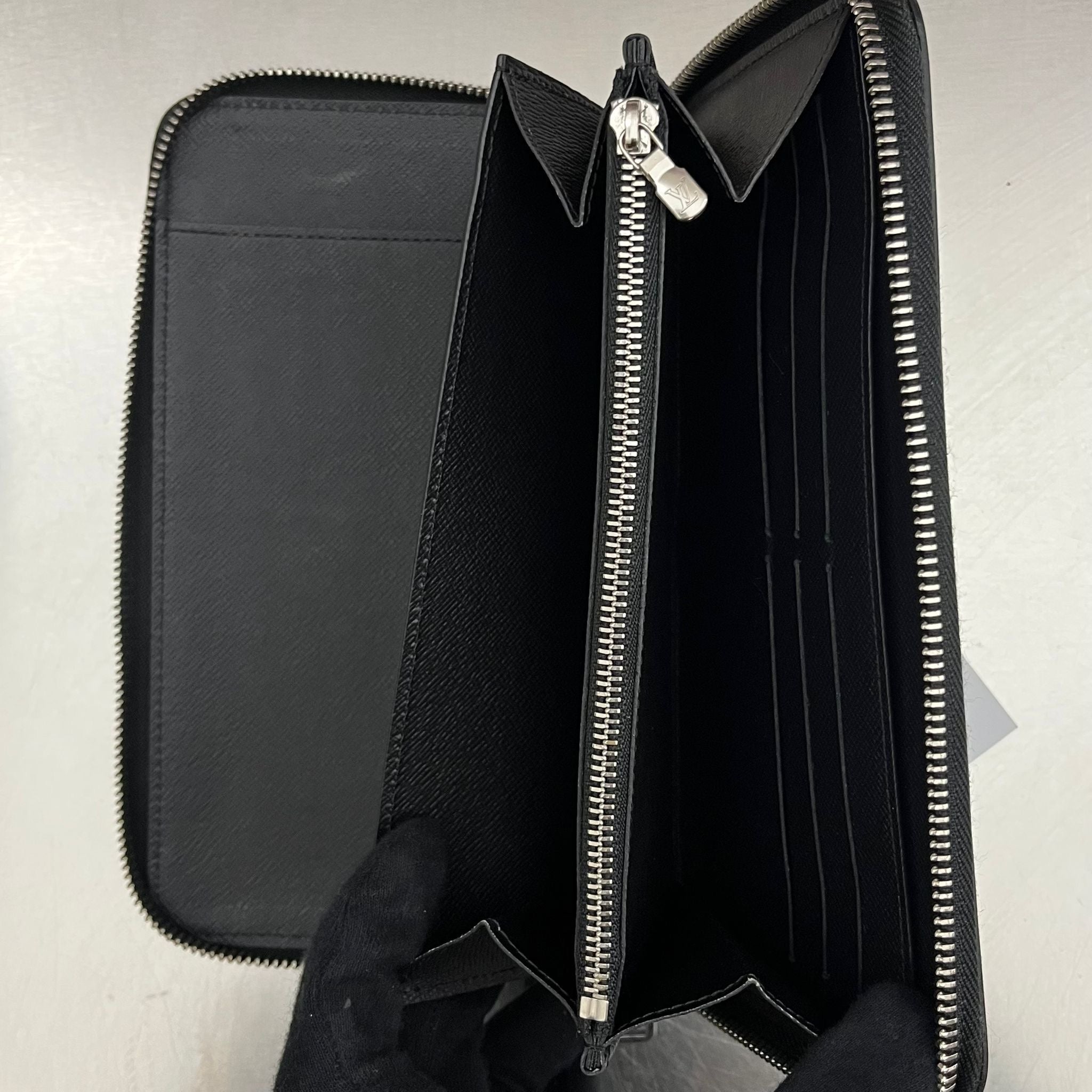 Louis Vuitton Zippy Organizer Epi
