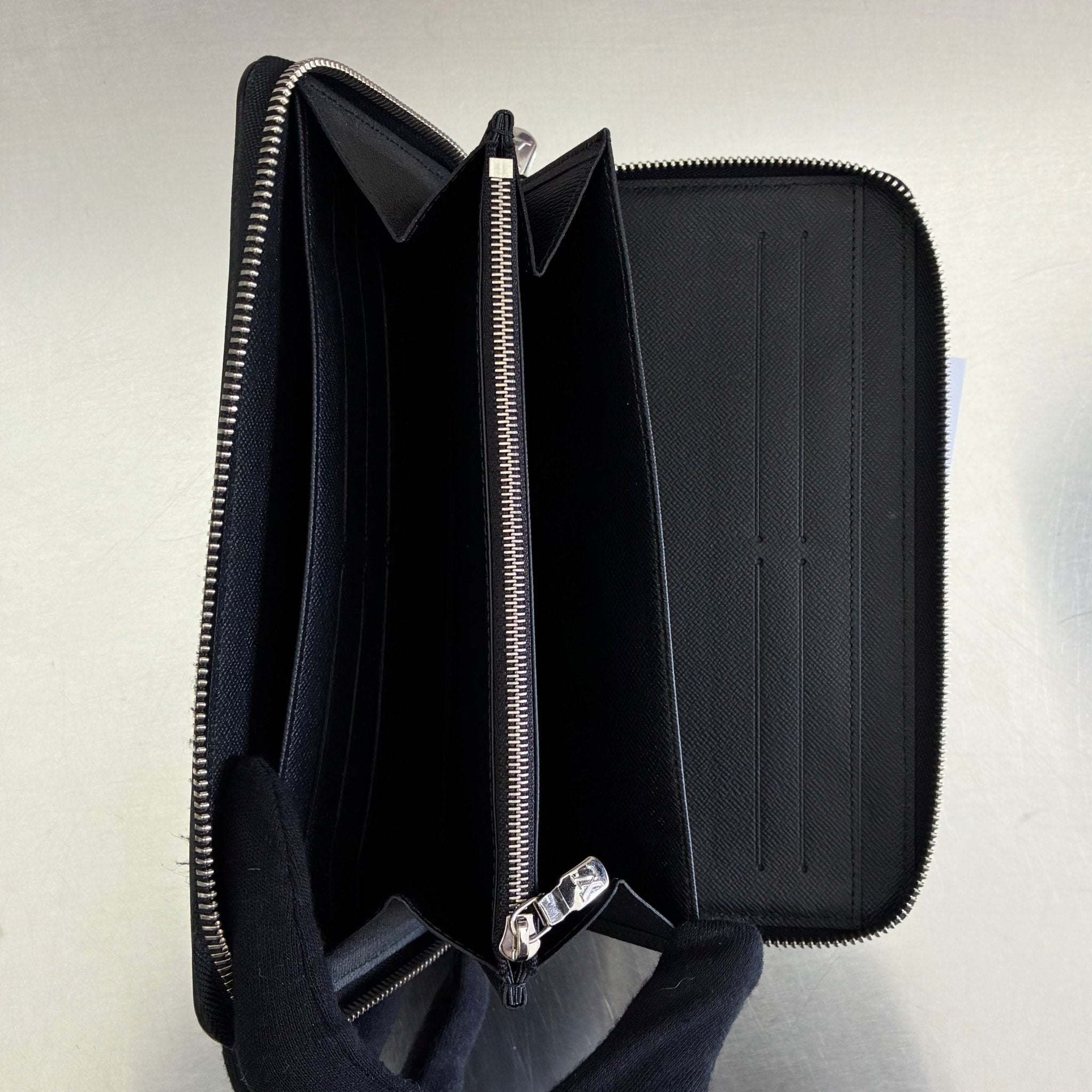 Louis Vuitton Zippy Organizer Epi